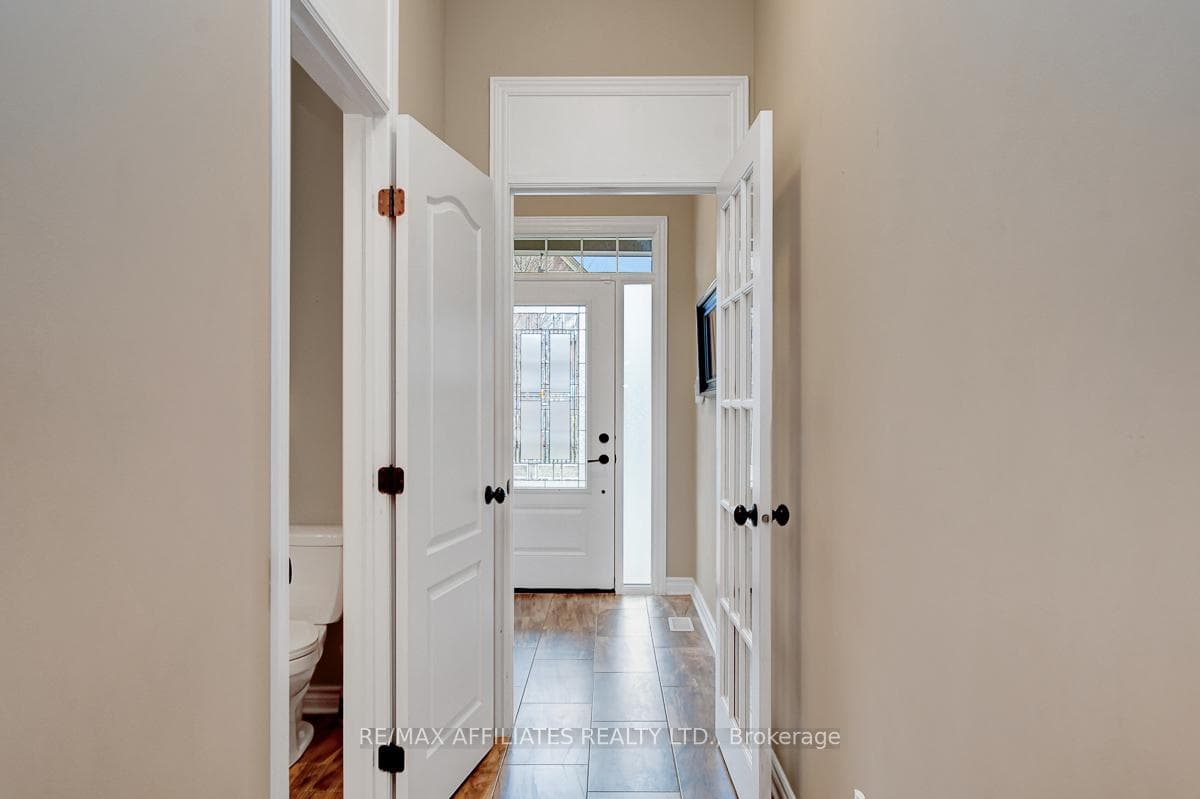 228 Fergus Crescent photo 5