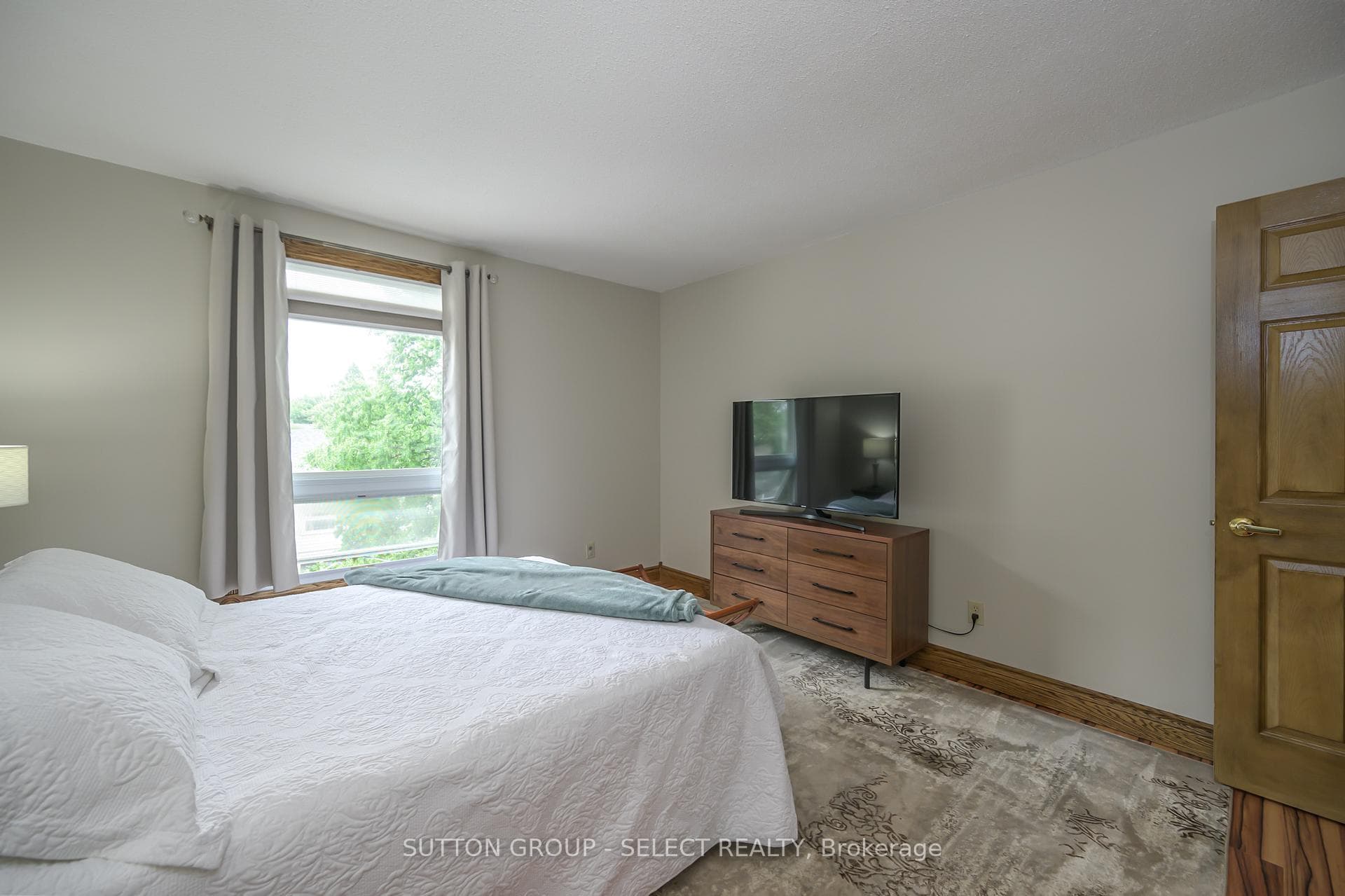 281 Everglade Crescent photo 18