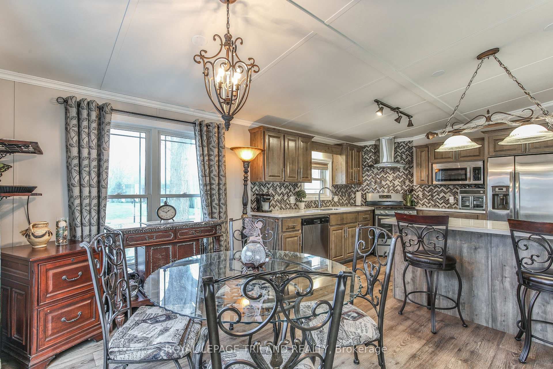 Dinette/Kitchen