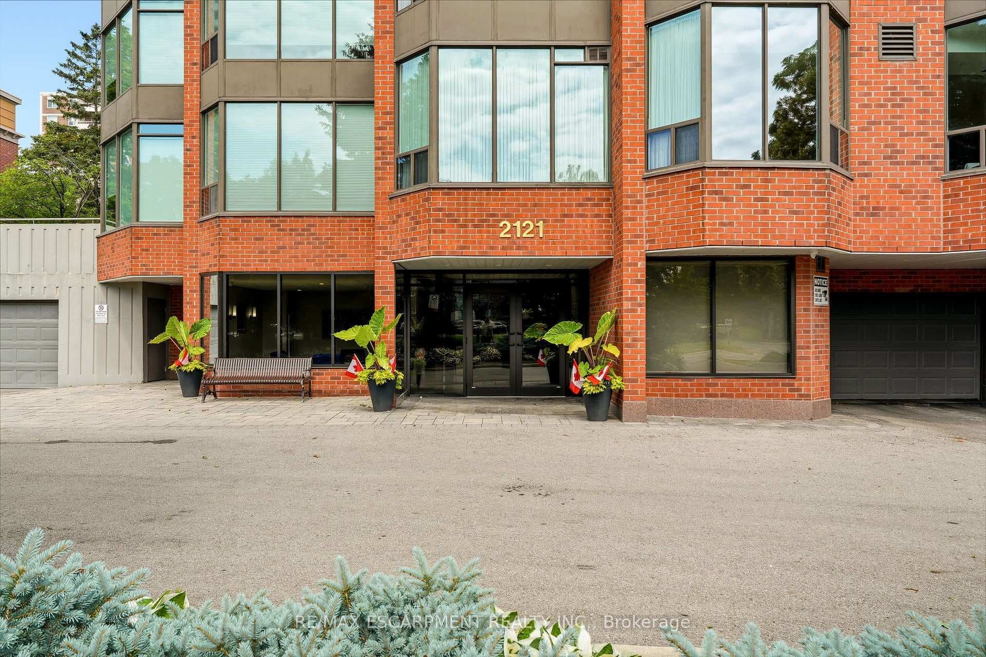 2121 Lakeshore Road Unit 507 photo 3