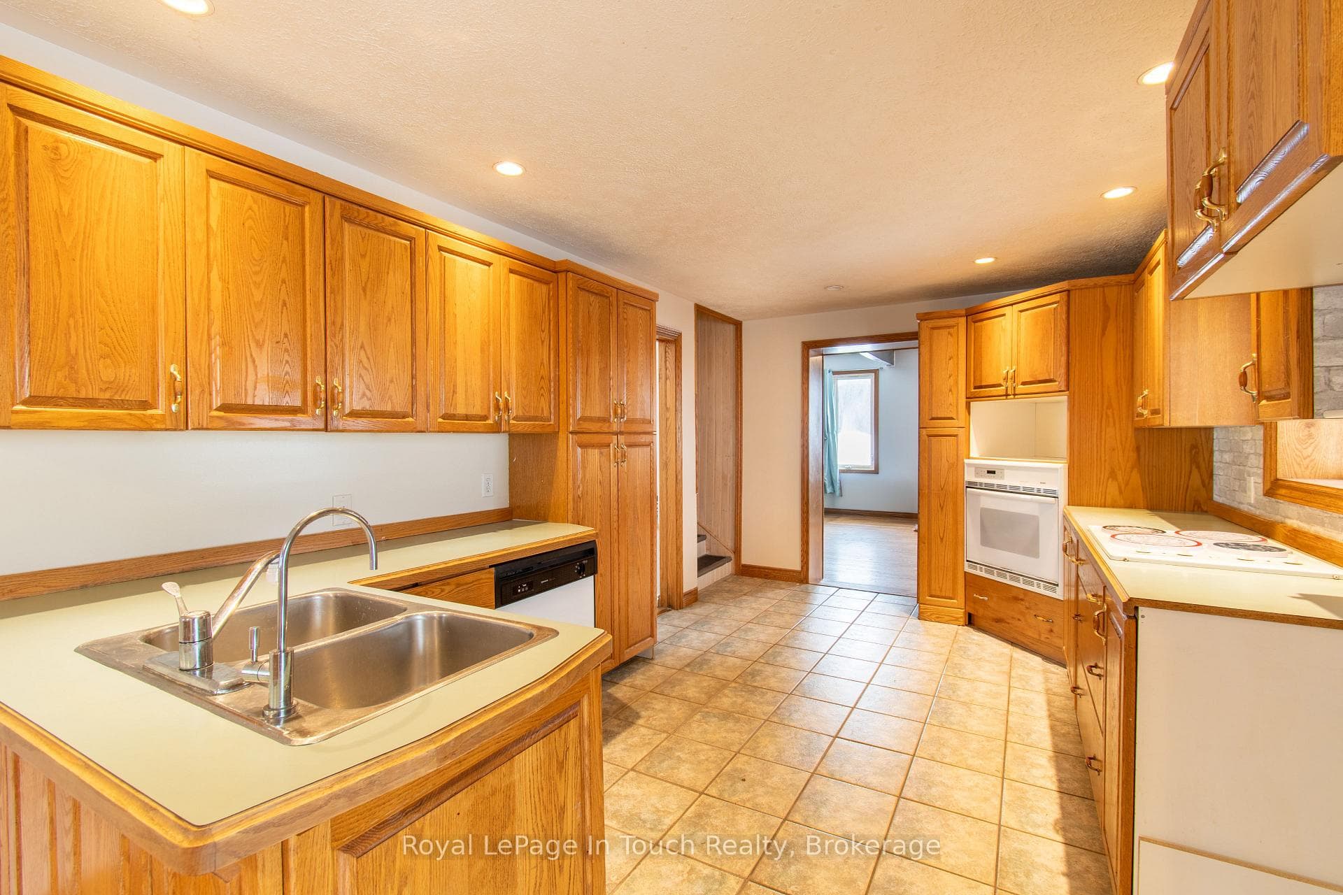 326 Lafontaine Road photo 11