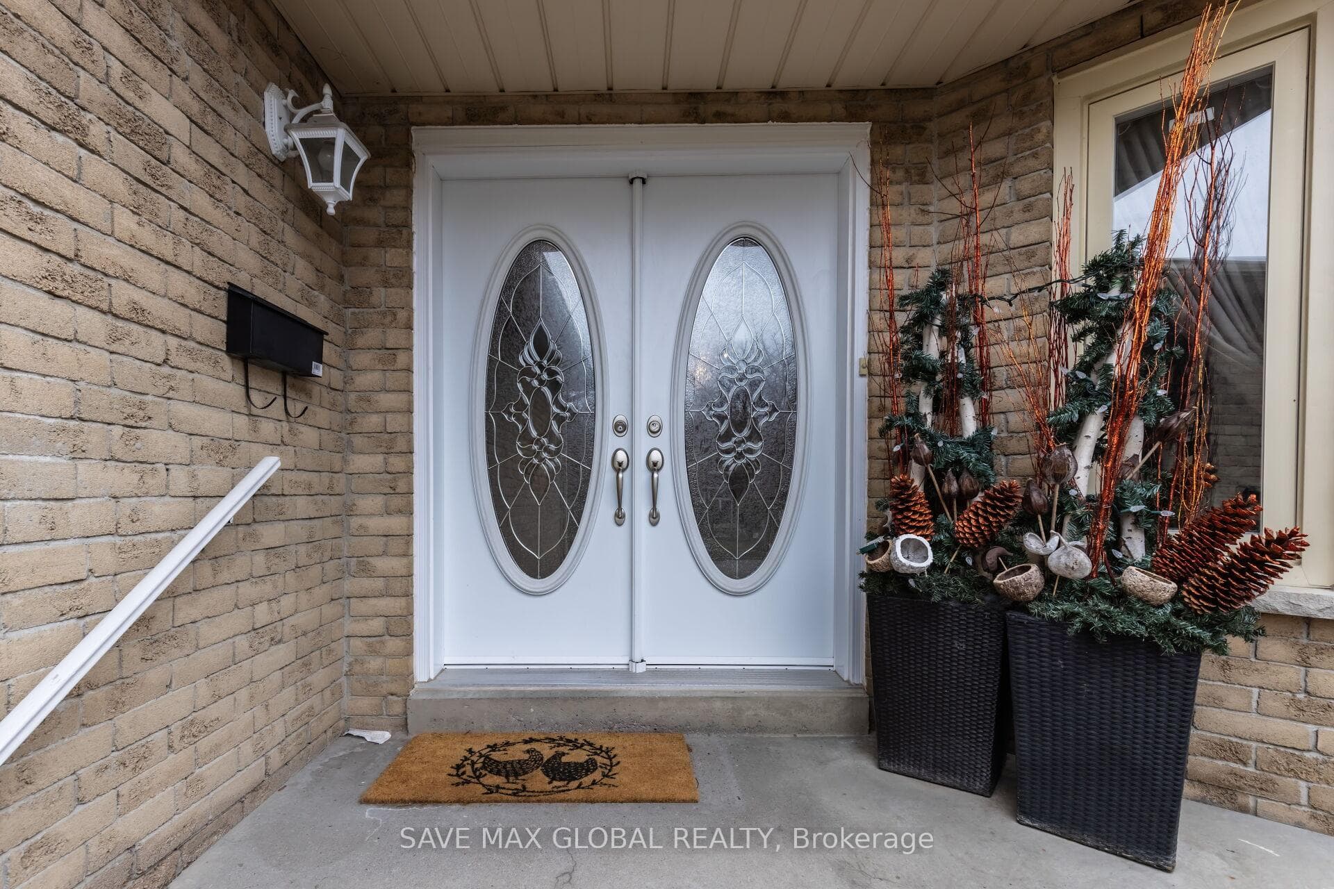 2367 Wildwood Crescent photo 5