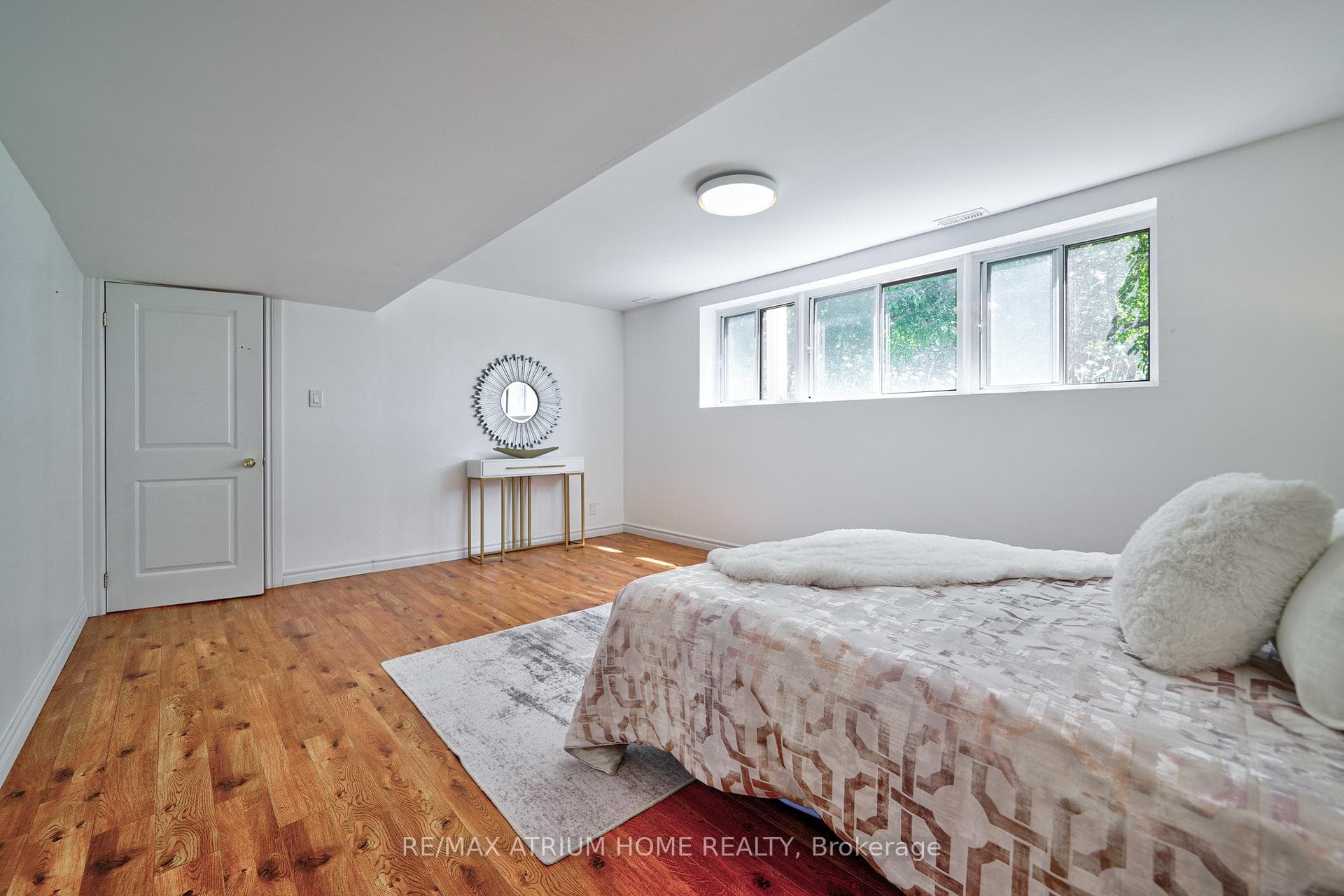 748 The Queensway South N/A photo 32