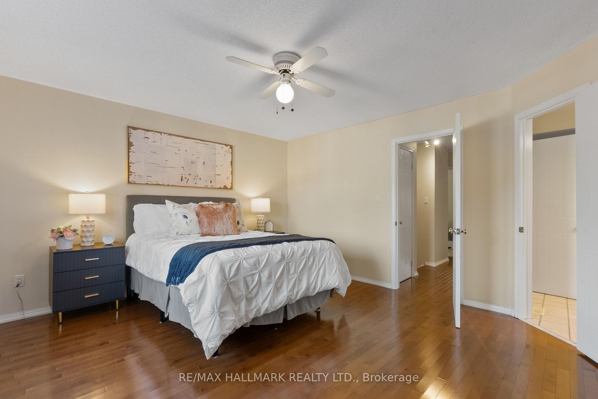 Large Primary w semi-Ensuite- Wall Reach-in closet