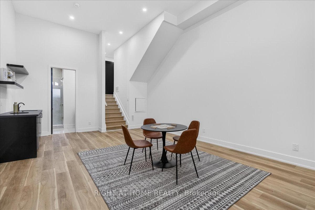 15B ROSEMEADE Avenue photo 39