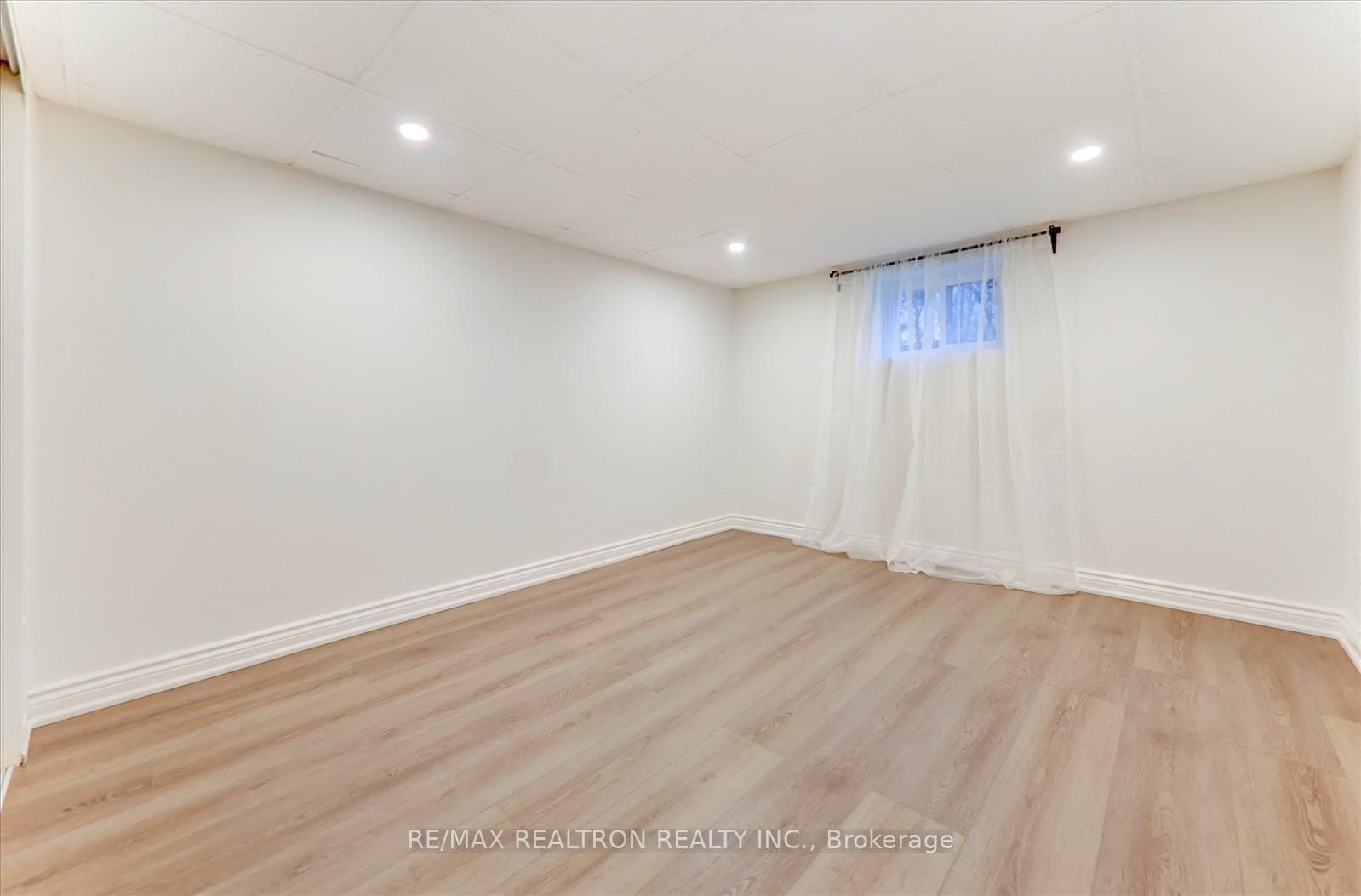744 Krosno Boulevard Unit Bsmnt photo 8