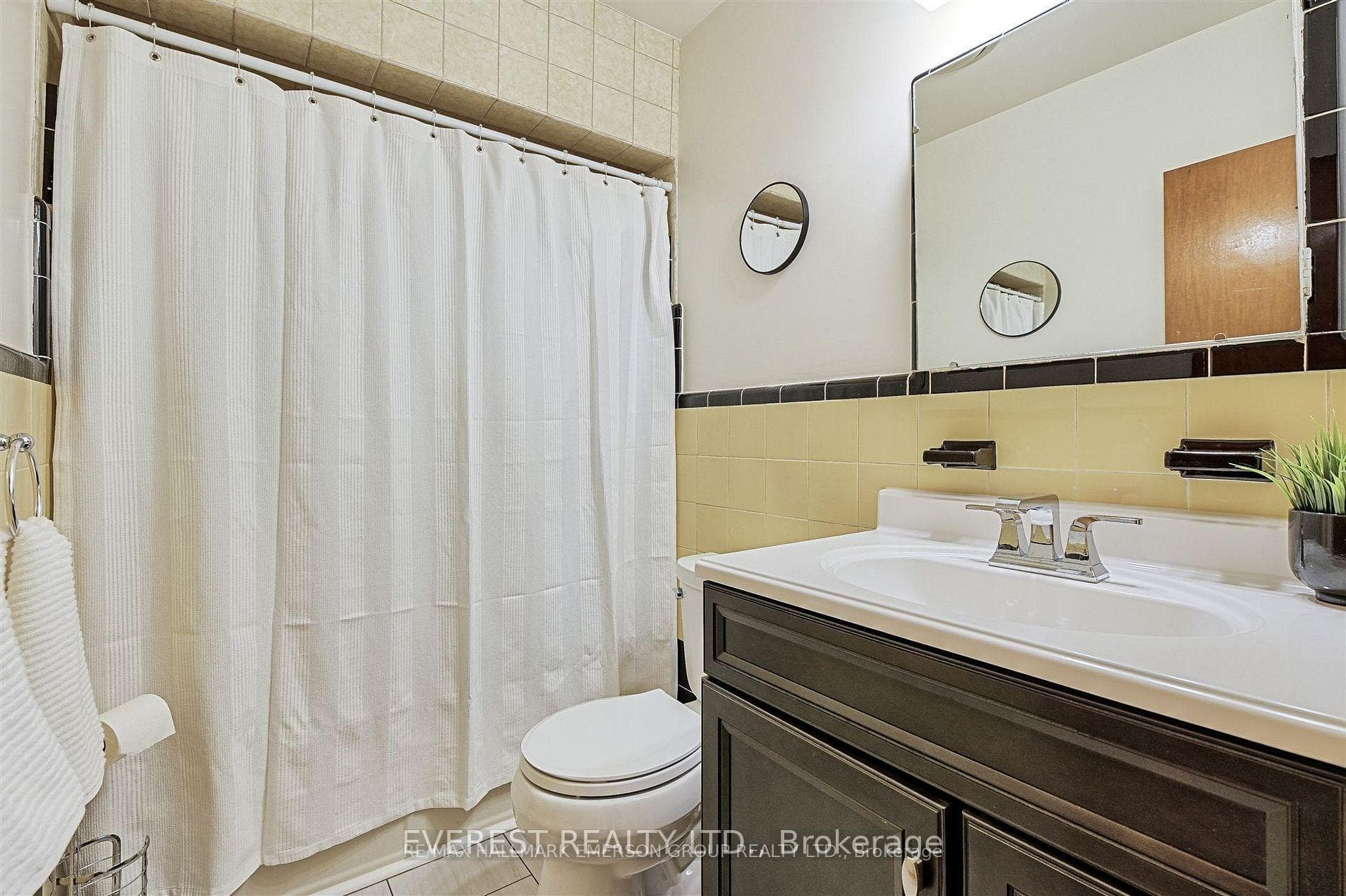 99 Rochman Boulevard photo 2