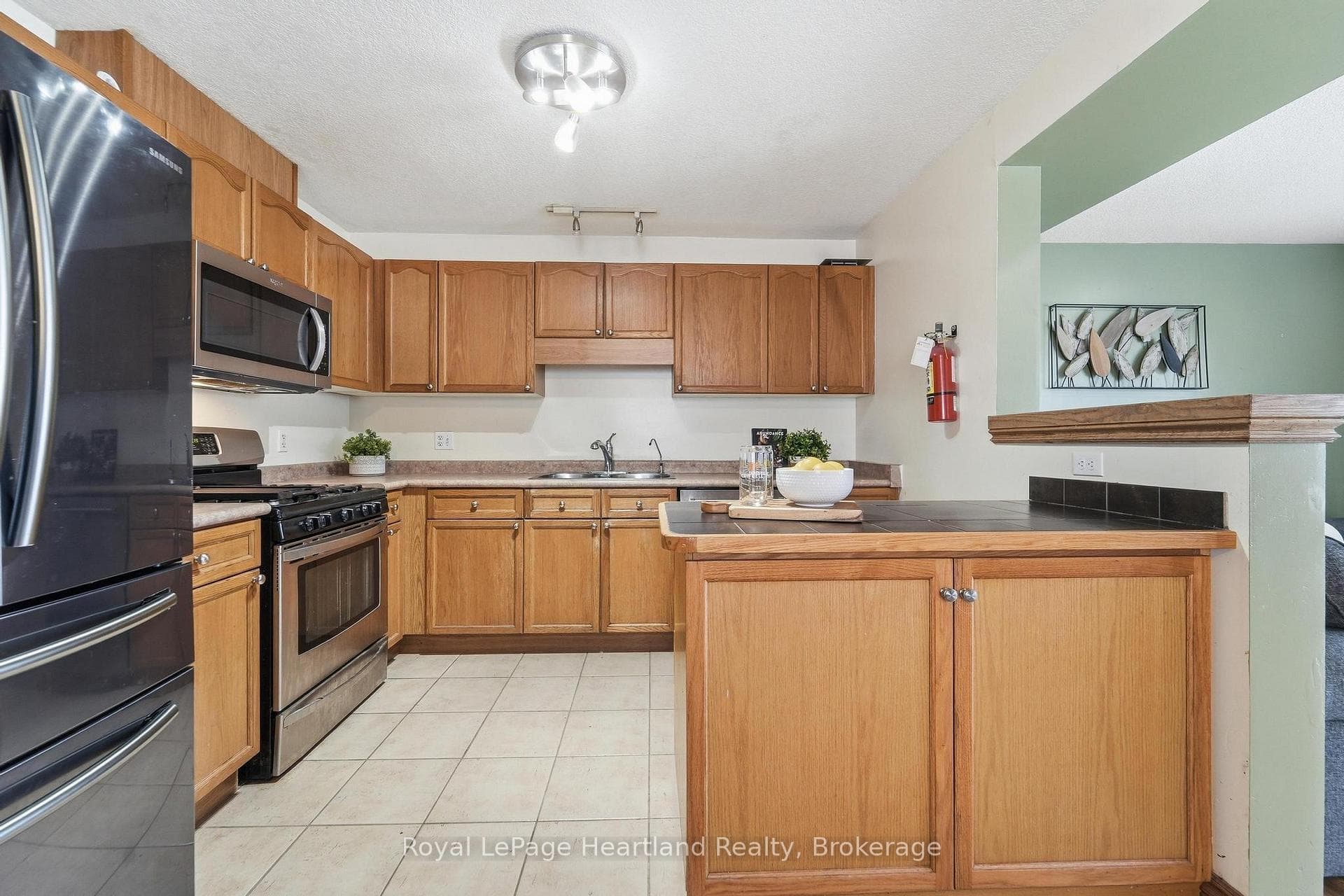 480 Mowat Street photo 5