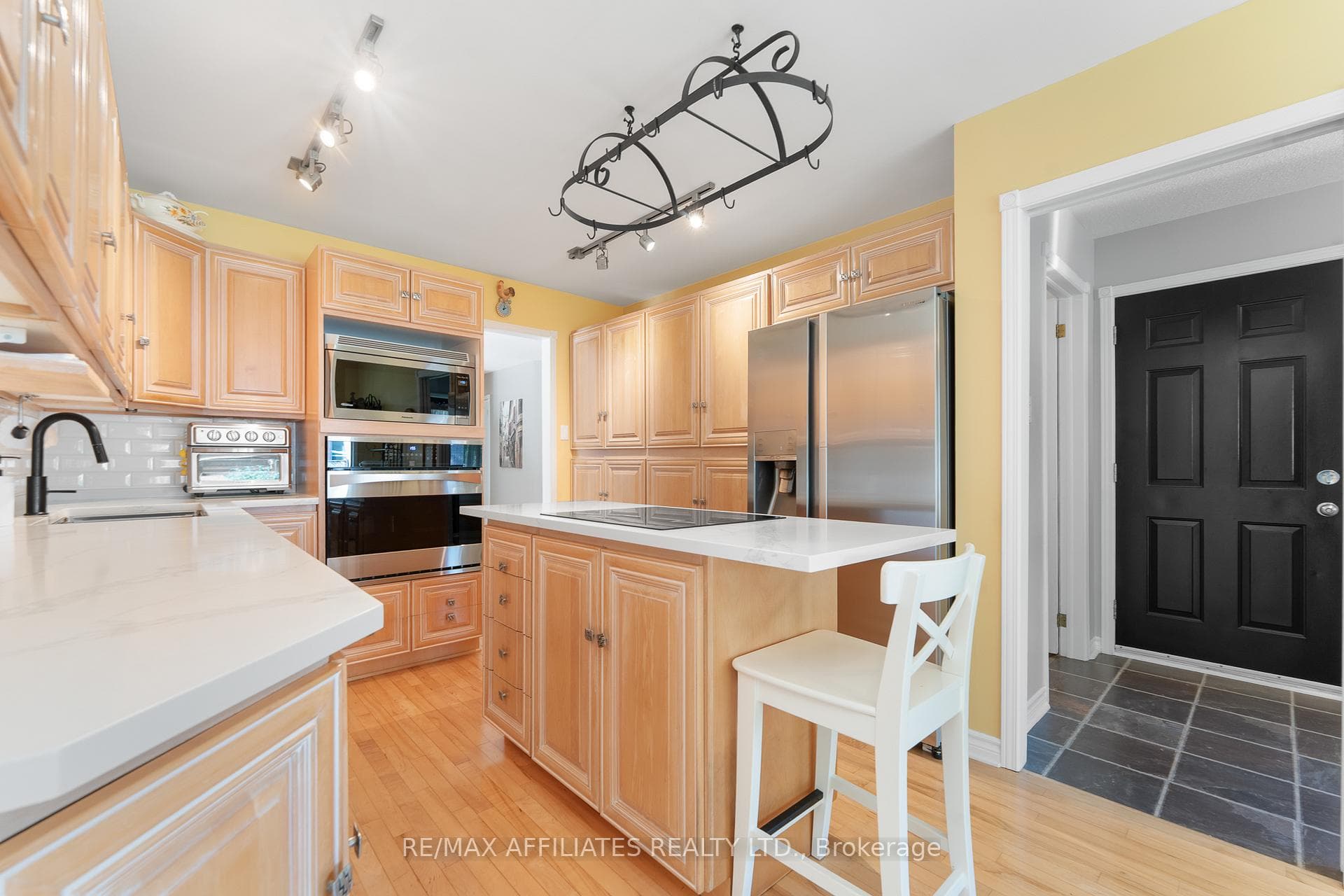 Kitchen Features Quartz Countertops