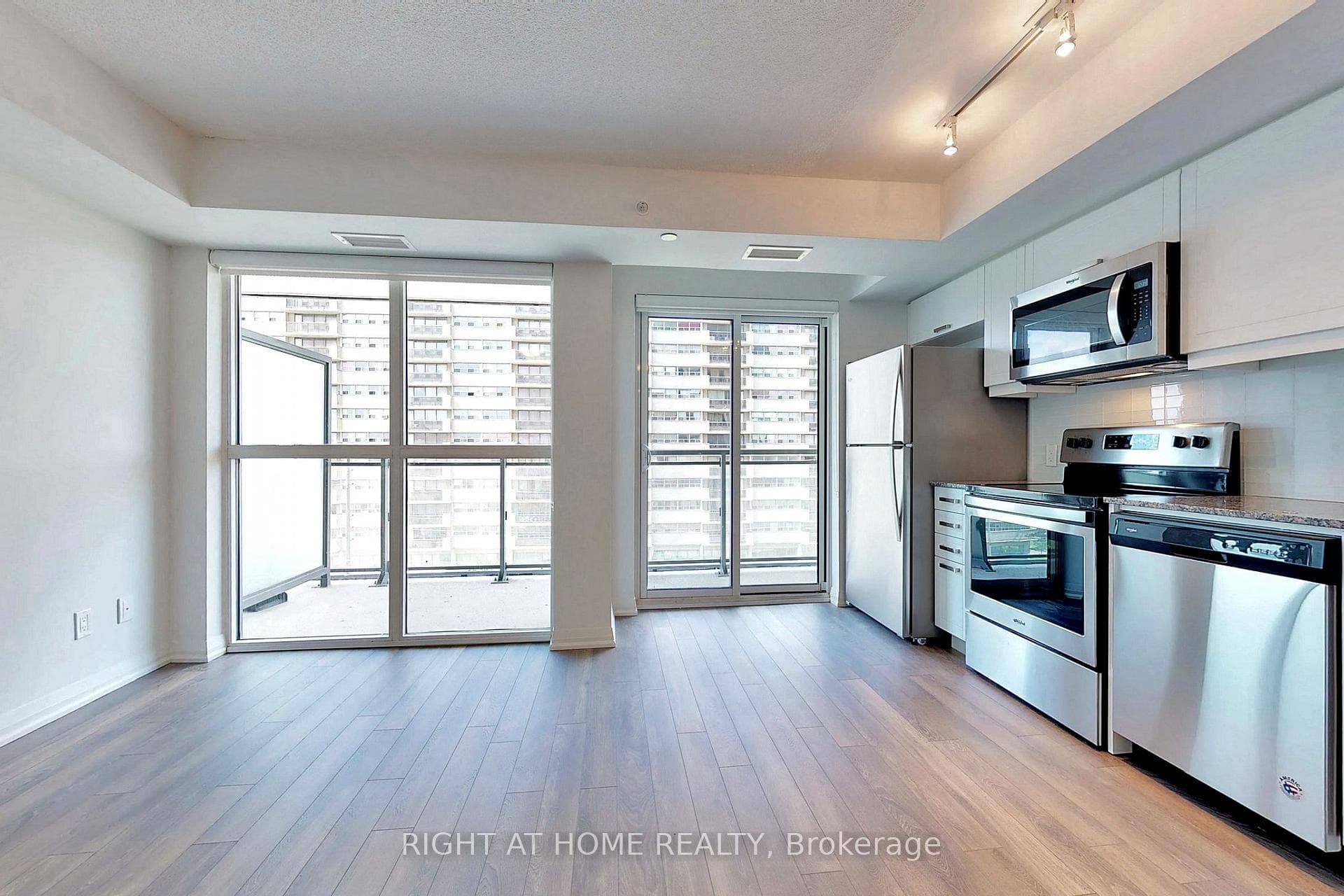 30 Meadowglen Place Unit 802 photo 2