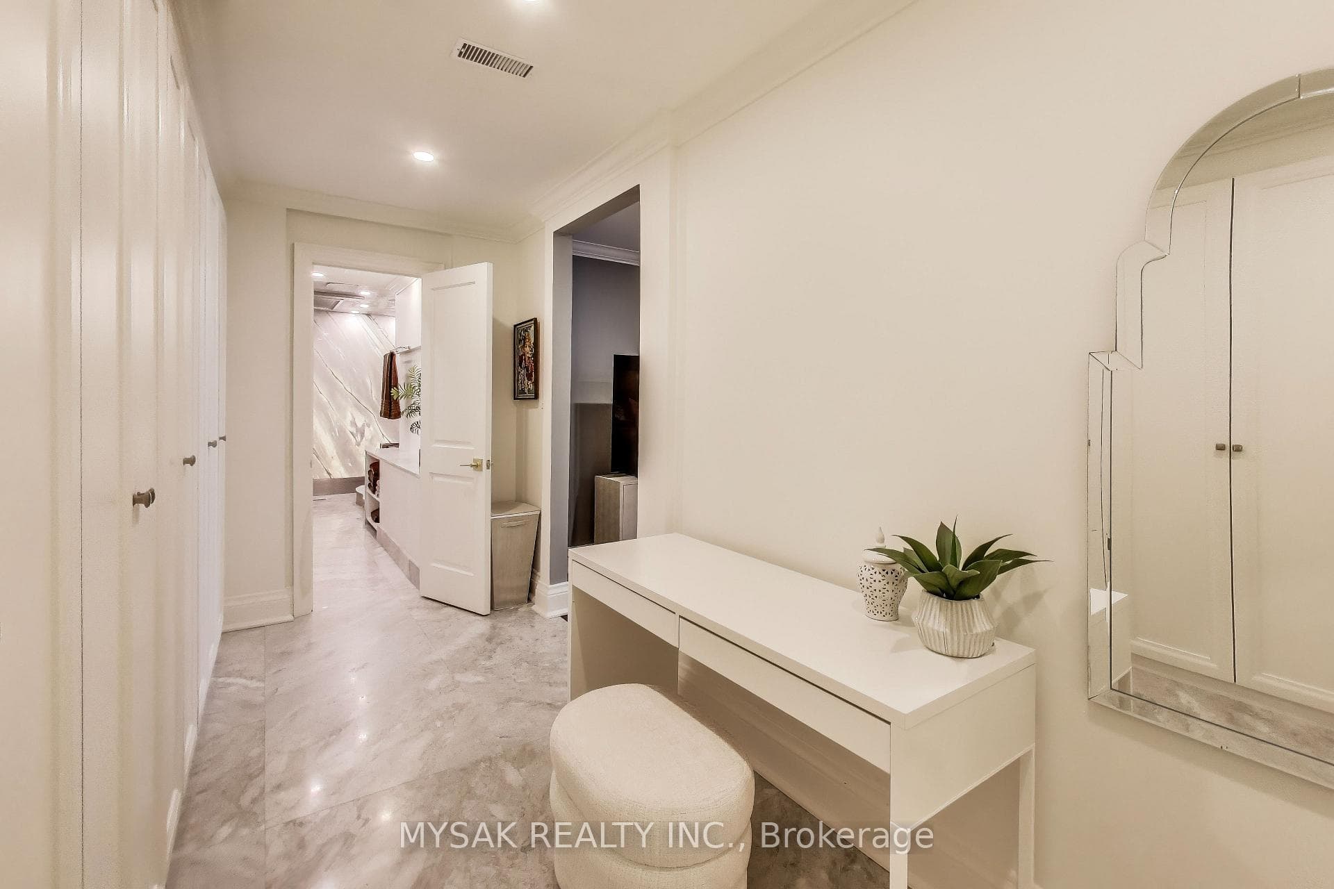 2045 Lake Shore Boulevard Unit 4504 photo 7