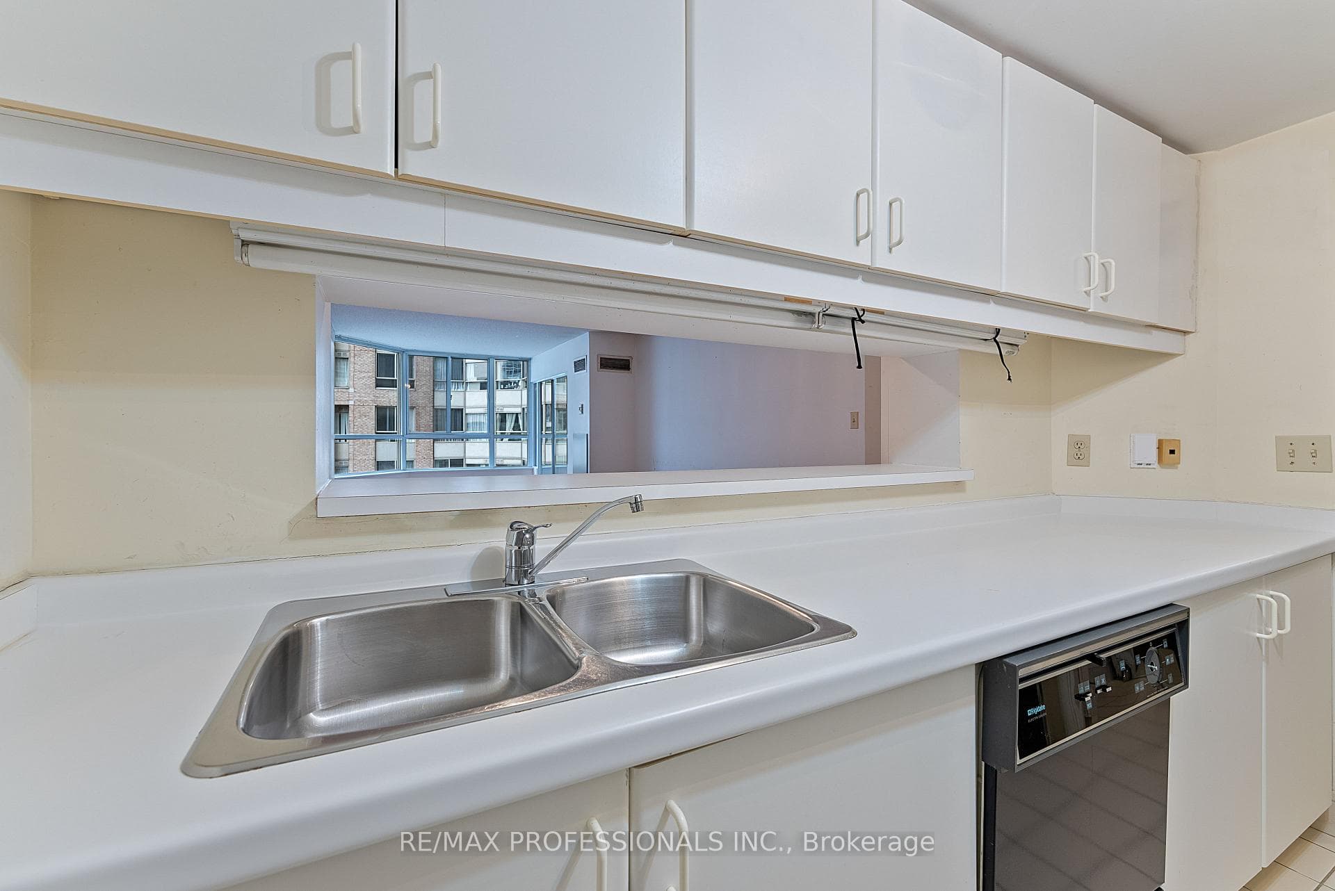 717 Bay Street Unit 602 photo 11