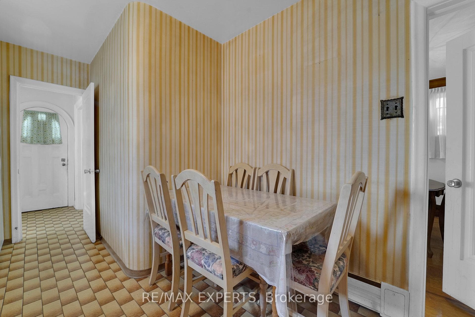 839 Coxwell Avenue photo 17