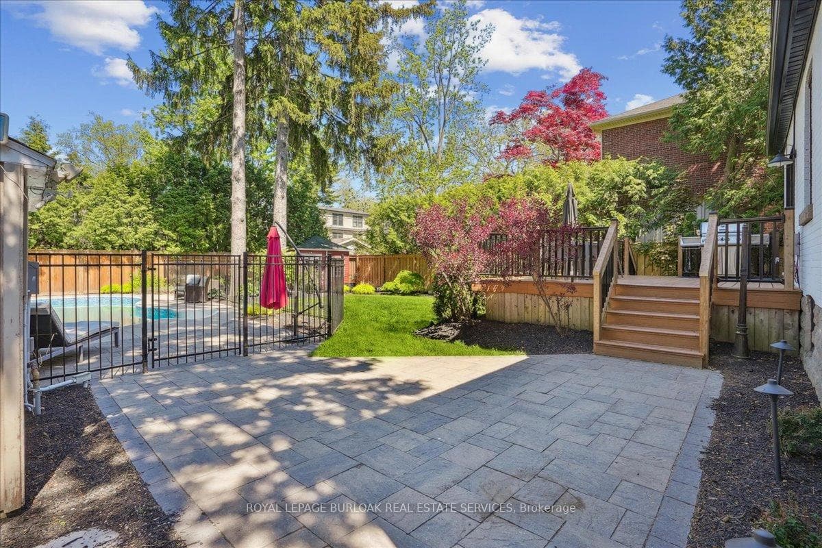387 Seneca Avenue photo 31