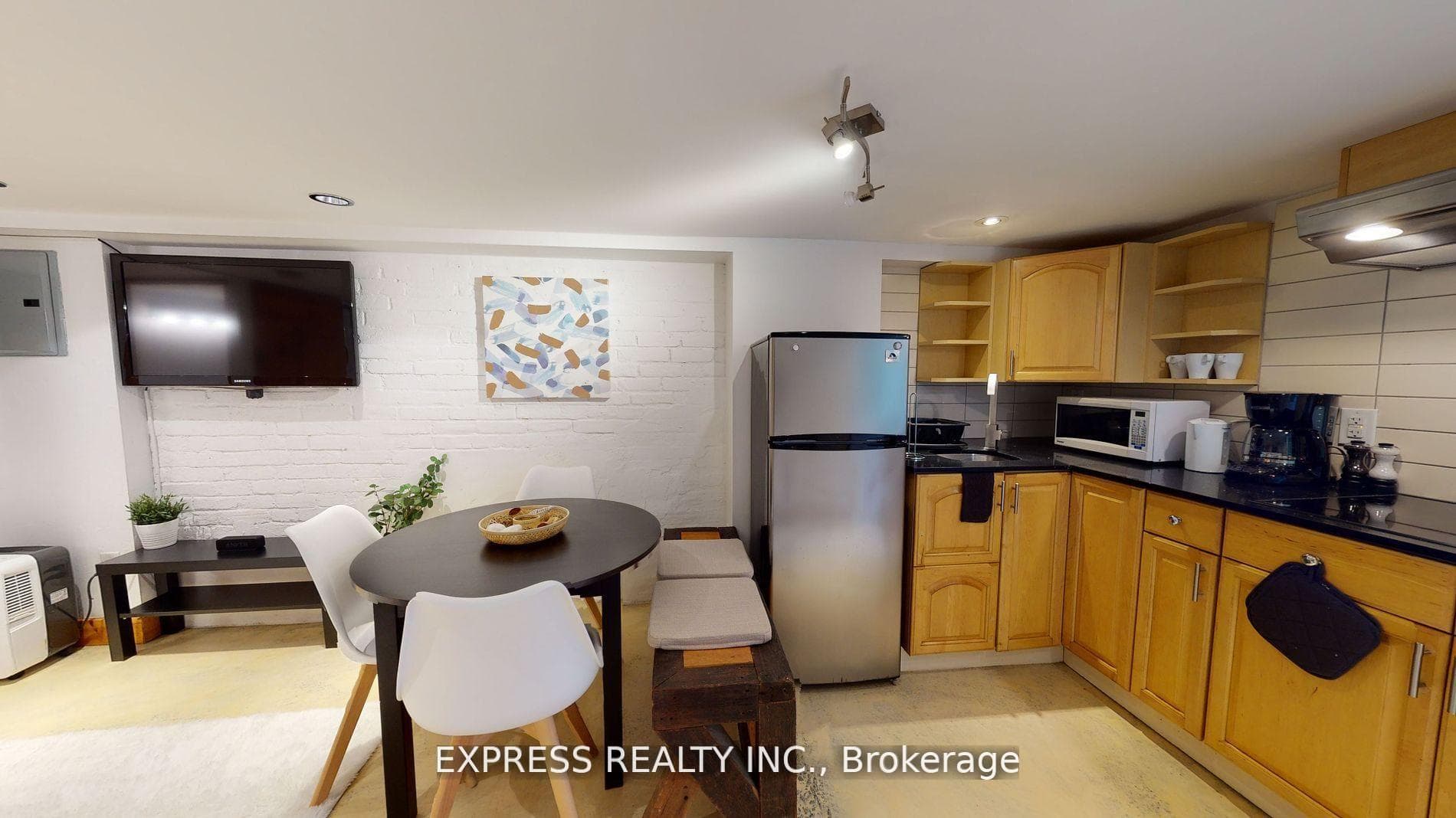 146 Blackthorn Avenue Unit Lower photo 3