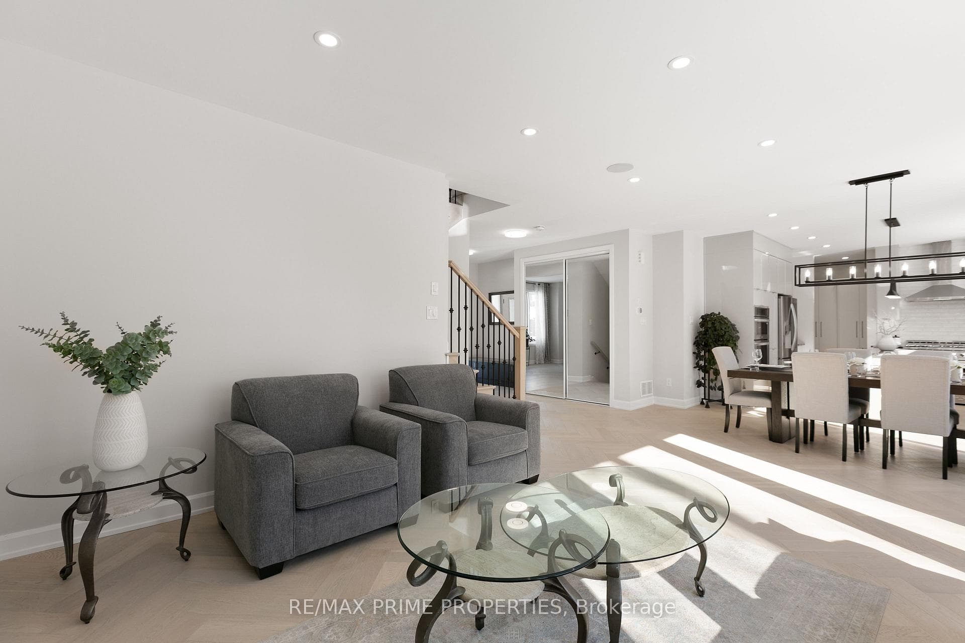 820 MERCIER Crescent photo 10