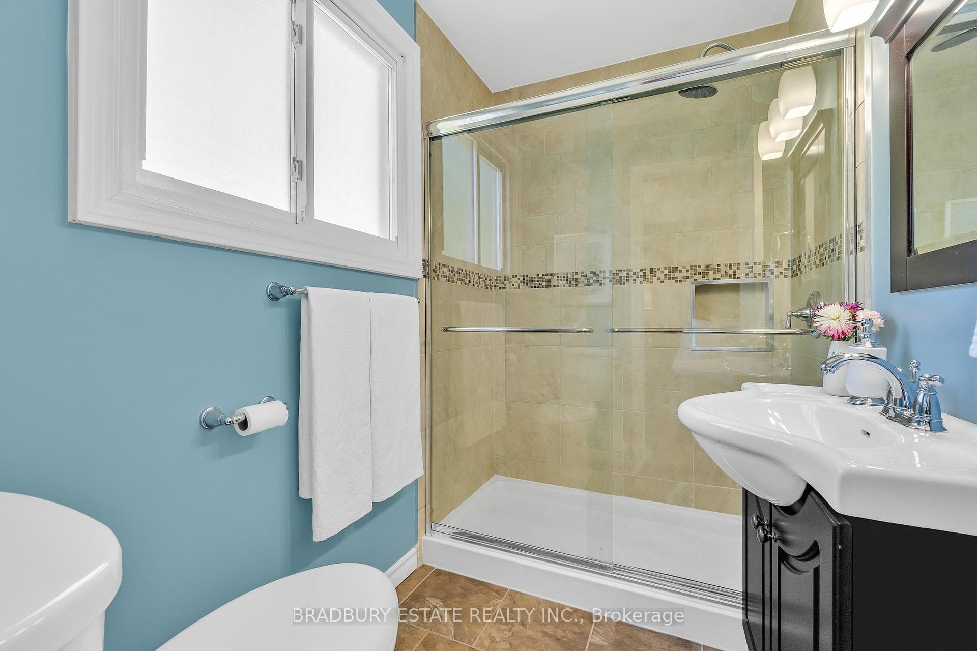 631 Montego Crescent photo 20