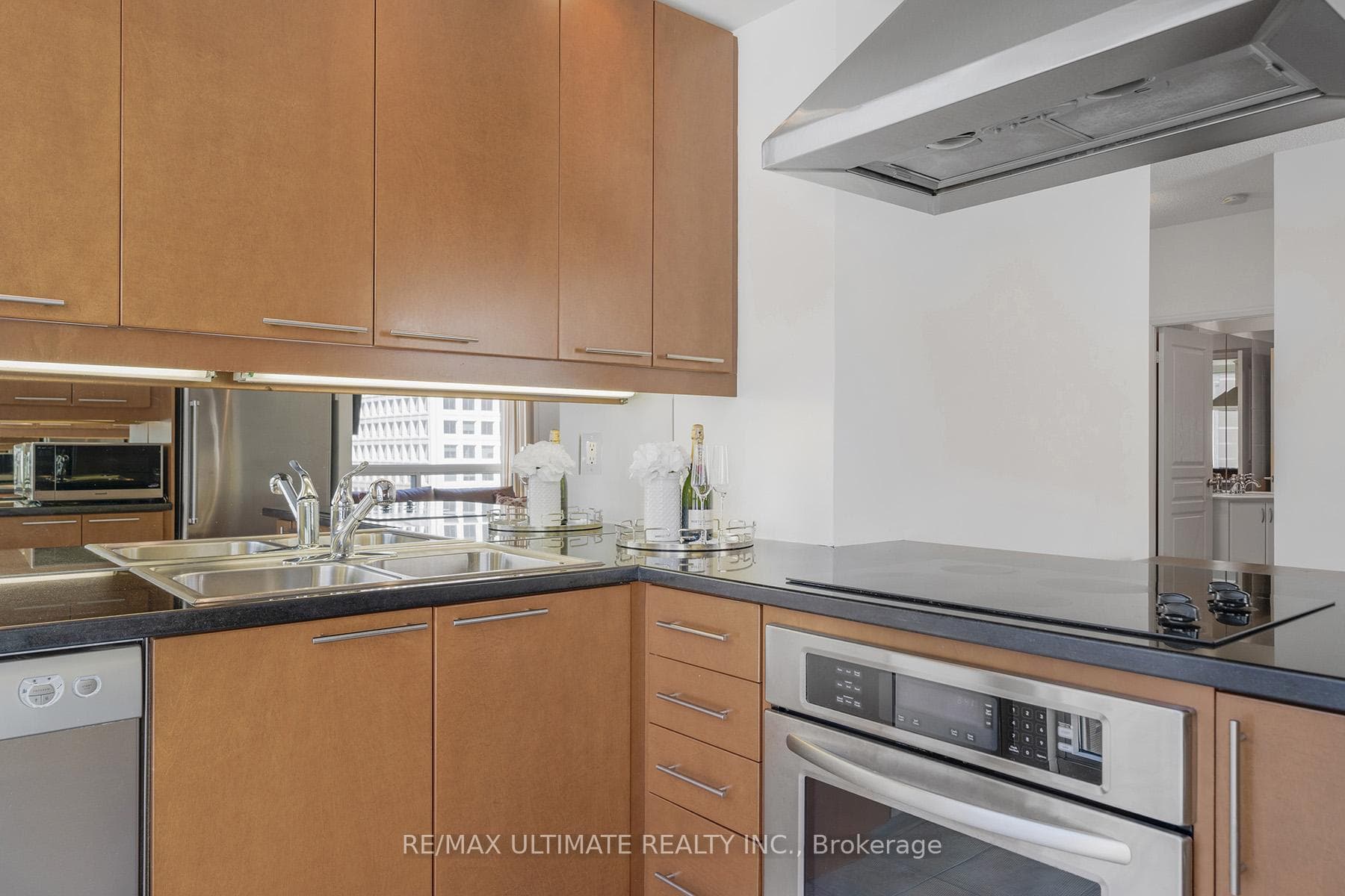 1121 Bay Street Unit 707 photo 8