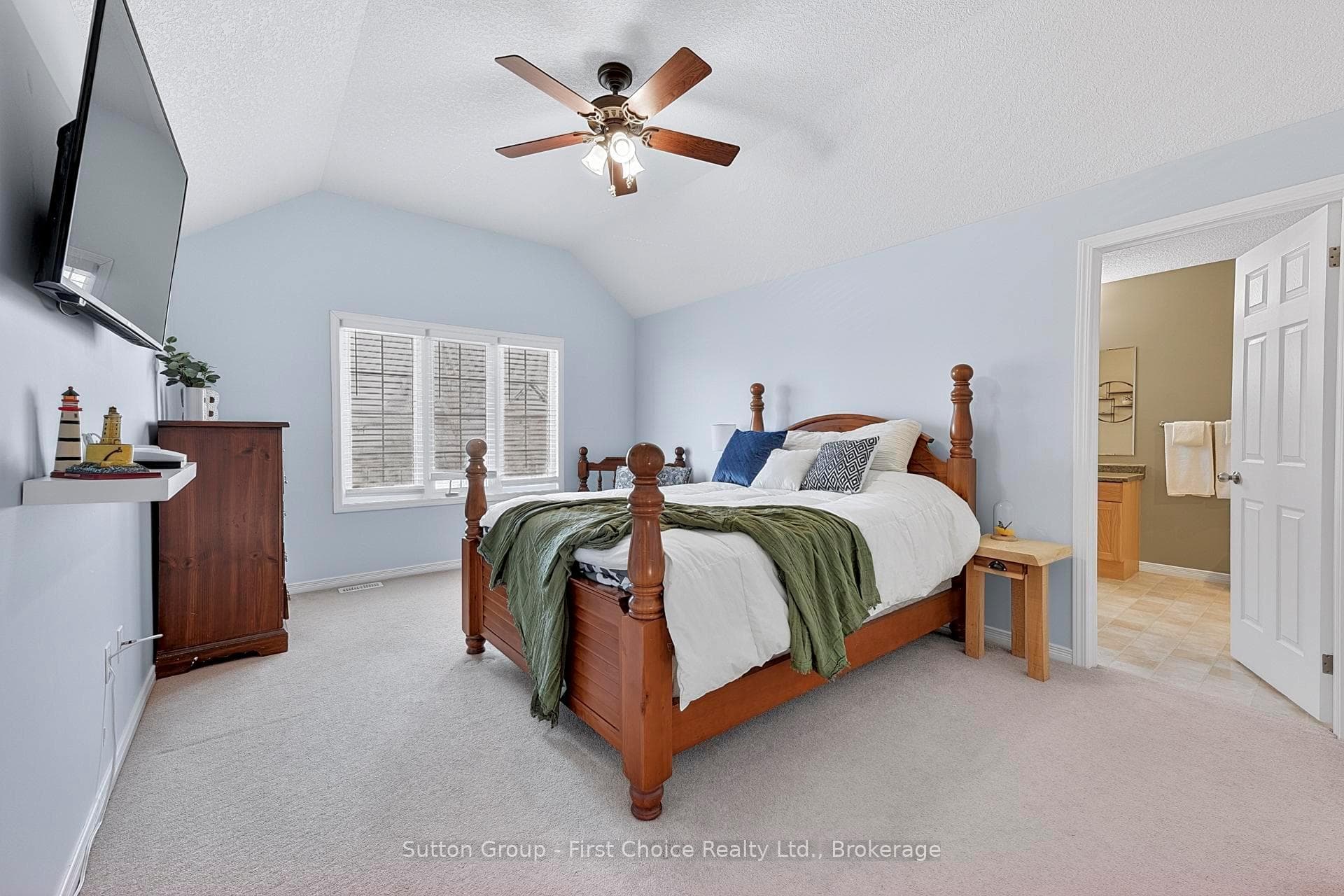 2nd Floor: Primary Bedroom
