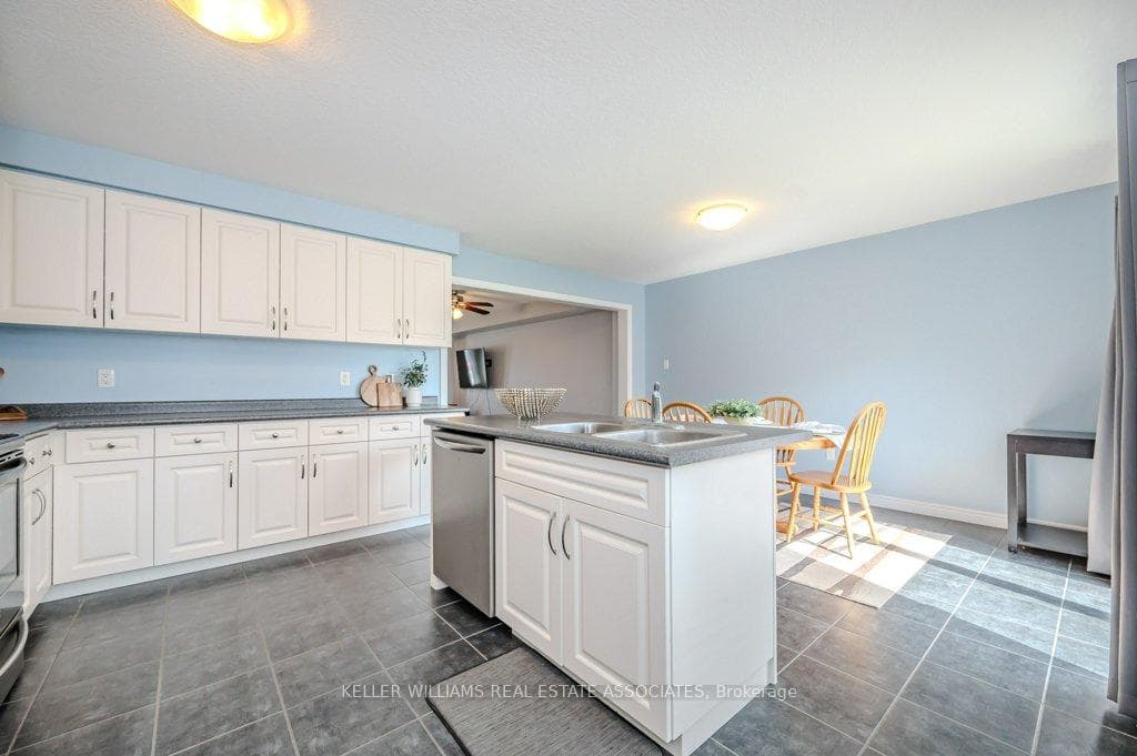 690 Victoria Road photo 10