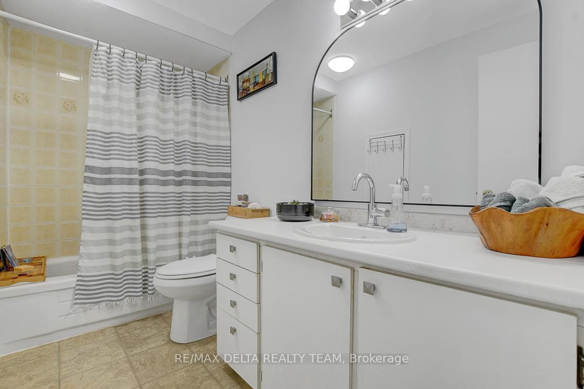 1705 Lamoureux Drive Unit C photo 21