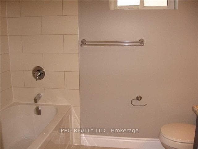 5 Sutherland Avenue Unit LOWER photo 7