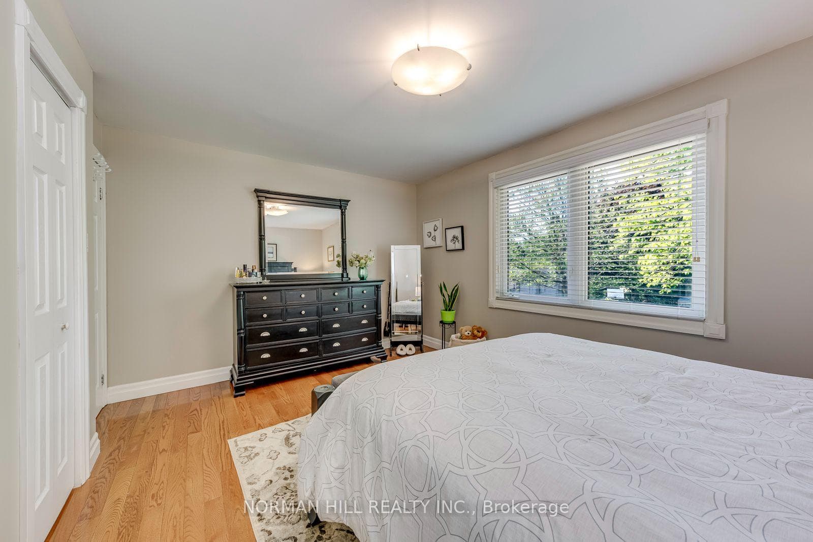 2491 Woburn Crescent photo 29