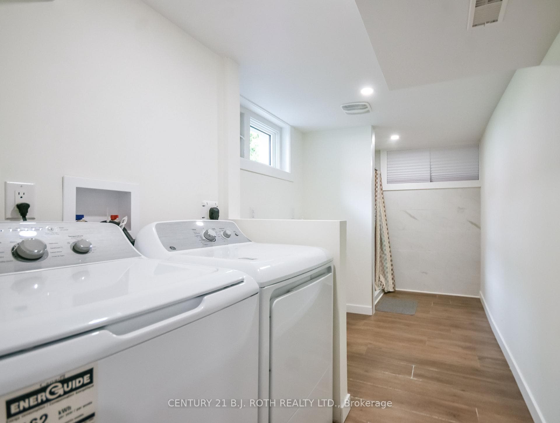 223 Wellington Street photo 30