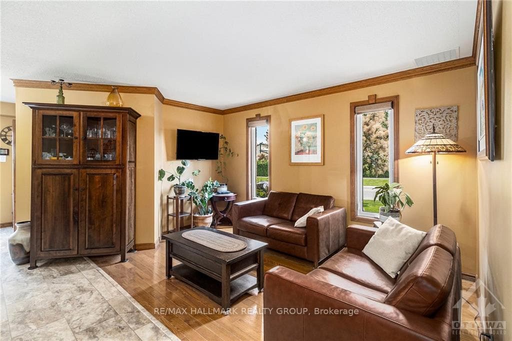 825 HARLEQUIN Crescent photo 2