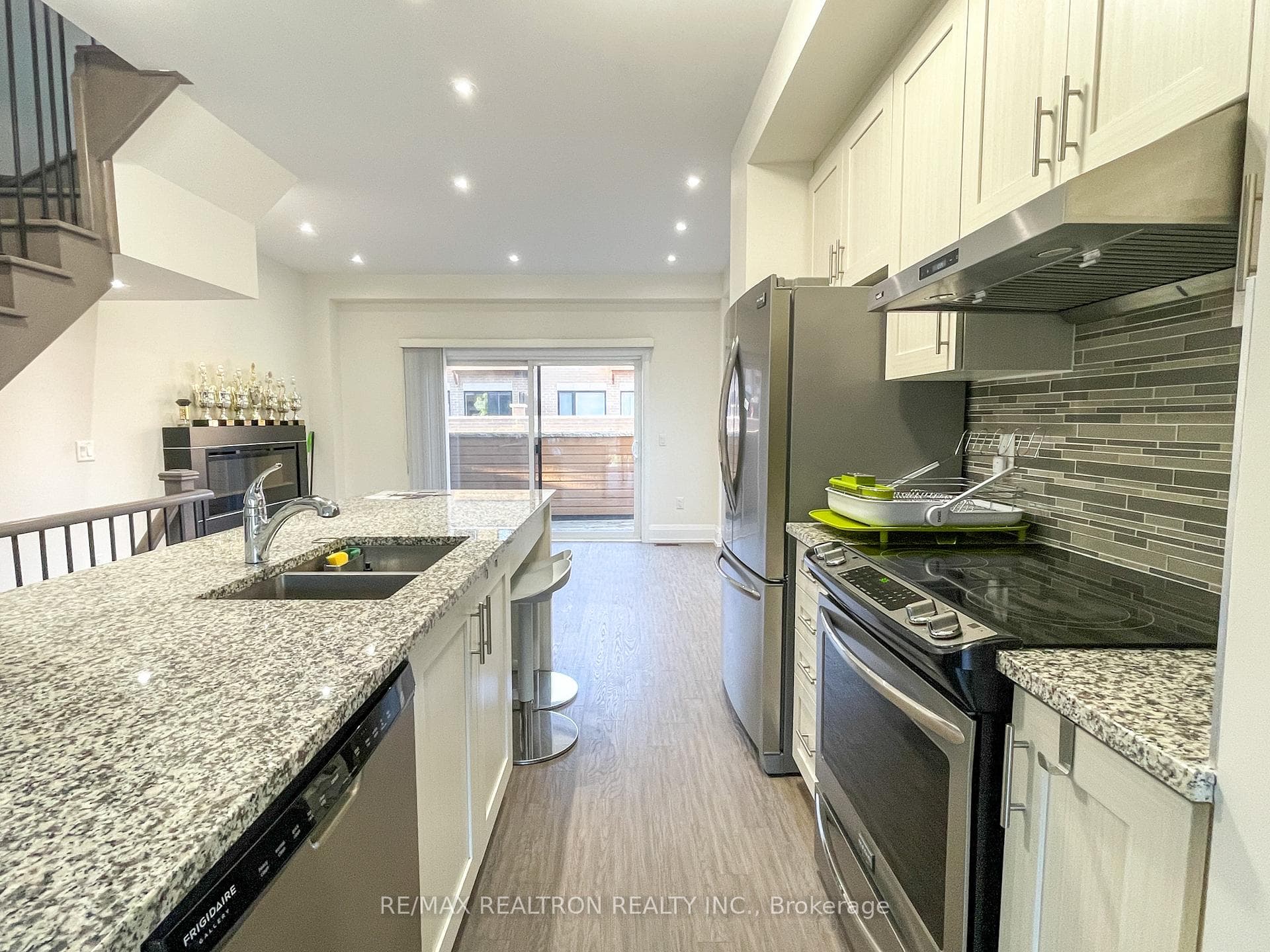 254 Finch Avenue photo 12