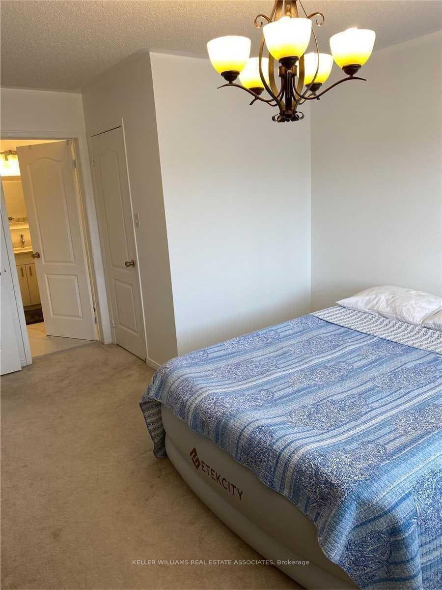5957 Tenth Line photo 12
