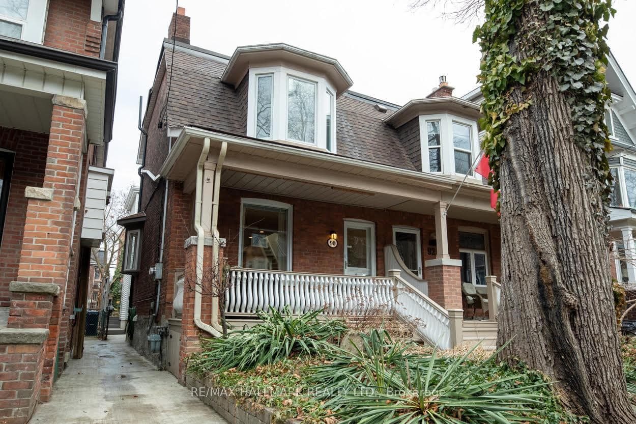 90 Dearbourne Avenue photo 2