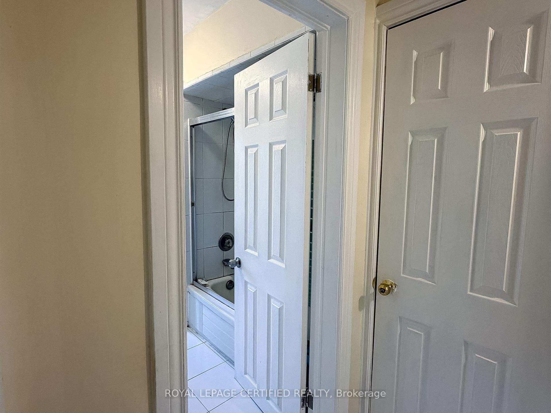 148 Belgravia Avenue Unit Upper photo 4