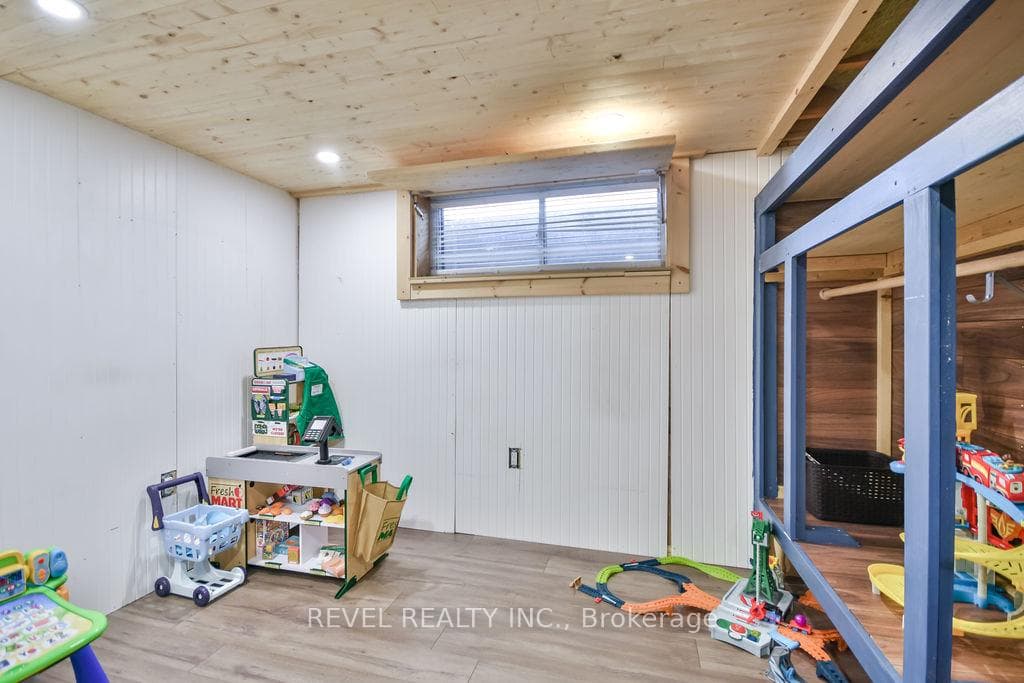 261 Nelson Crescent photo 29