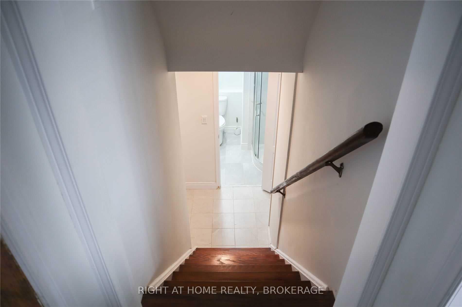 423 Scarsdale Crescent photo 13