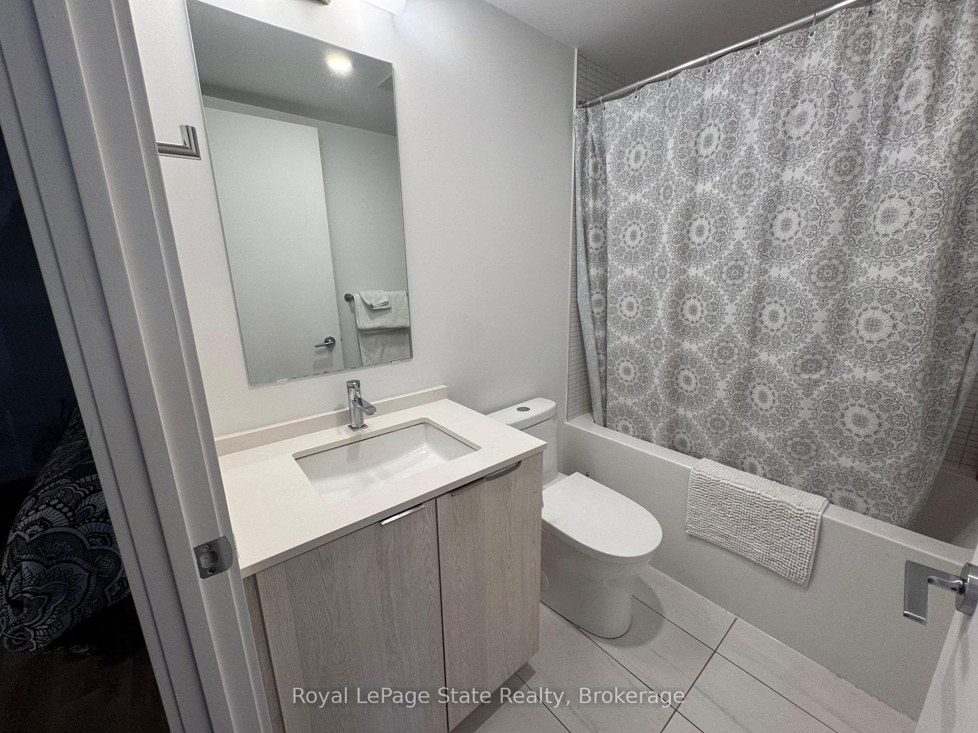 1 Jarvis Street Unit 401 photo 3