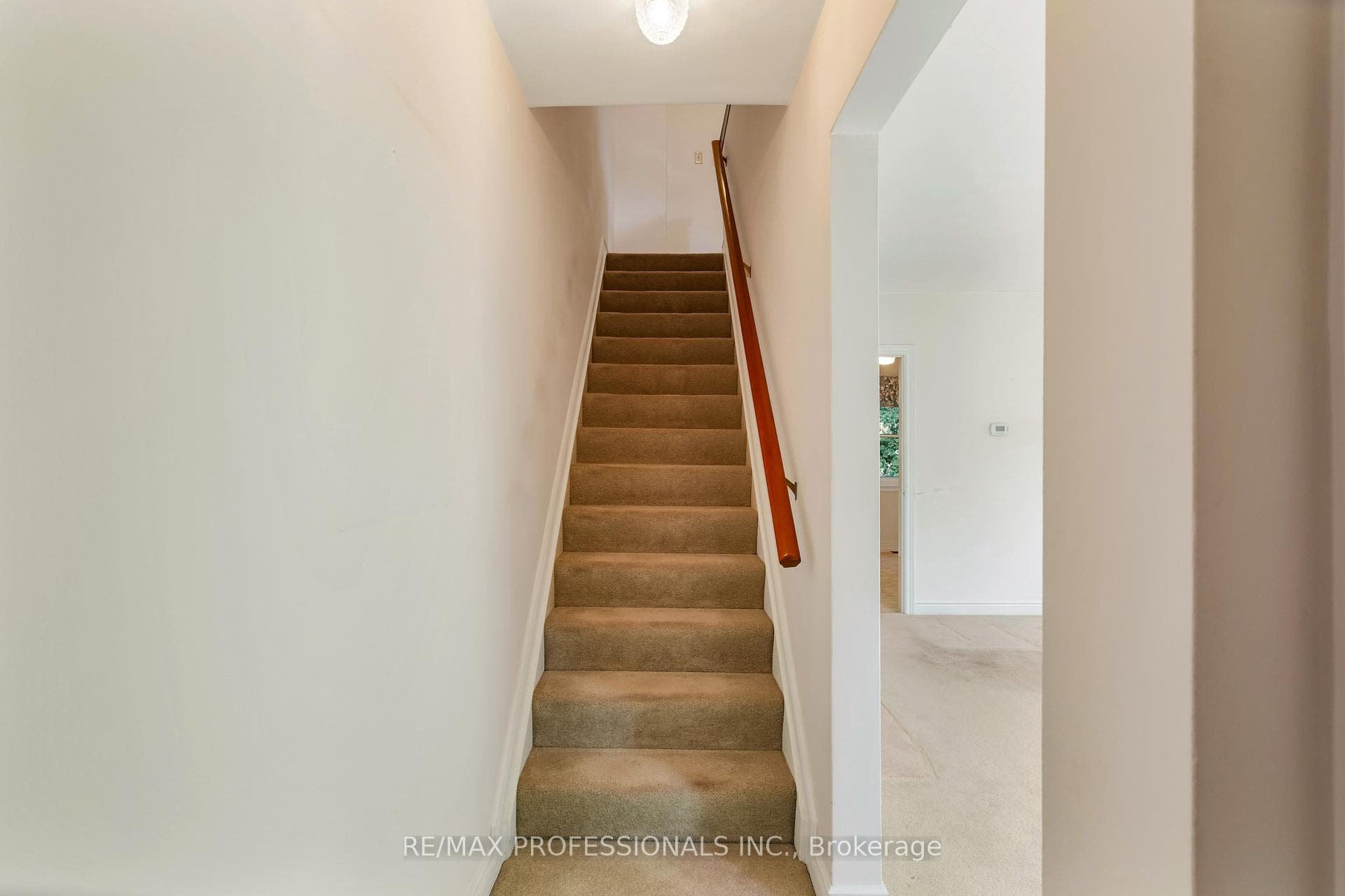 38 Van Stassen Boulevard photo 5