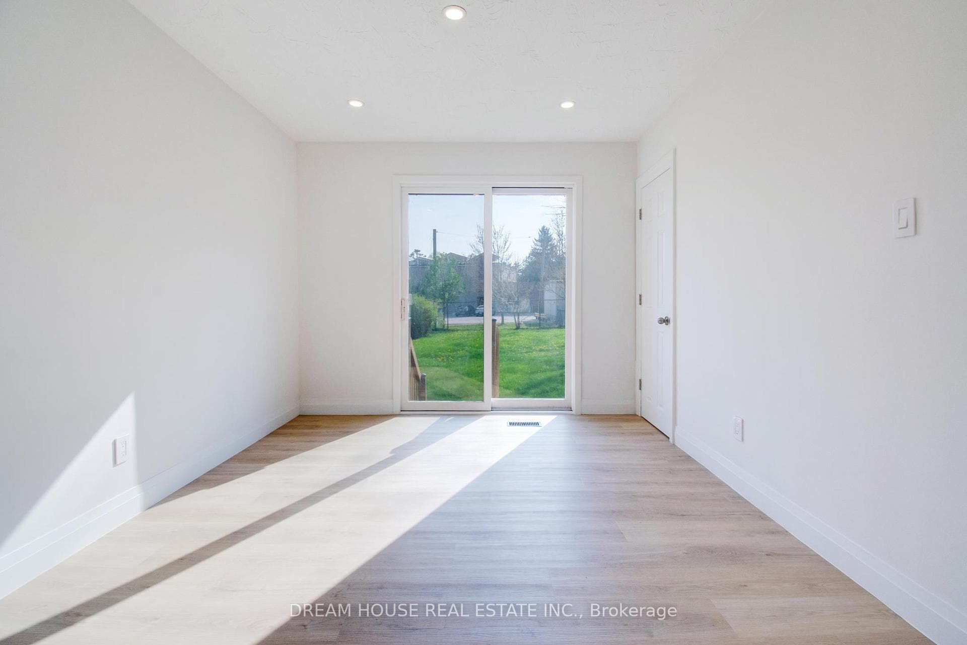 47 Ellis Crescent photo 11