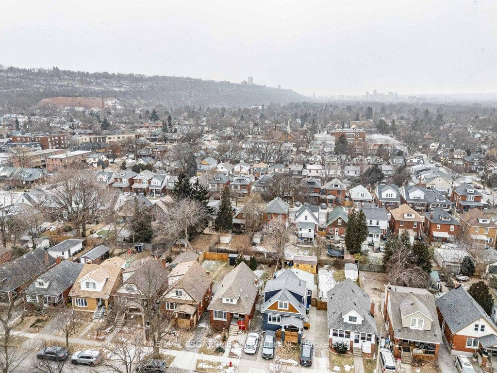 92 Graham Avenue photo 35