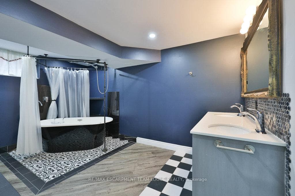 377 Osborne Street photo 36
