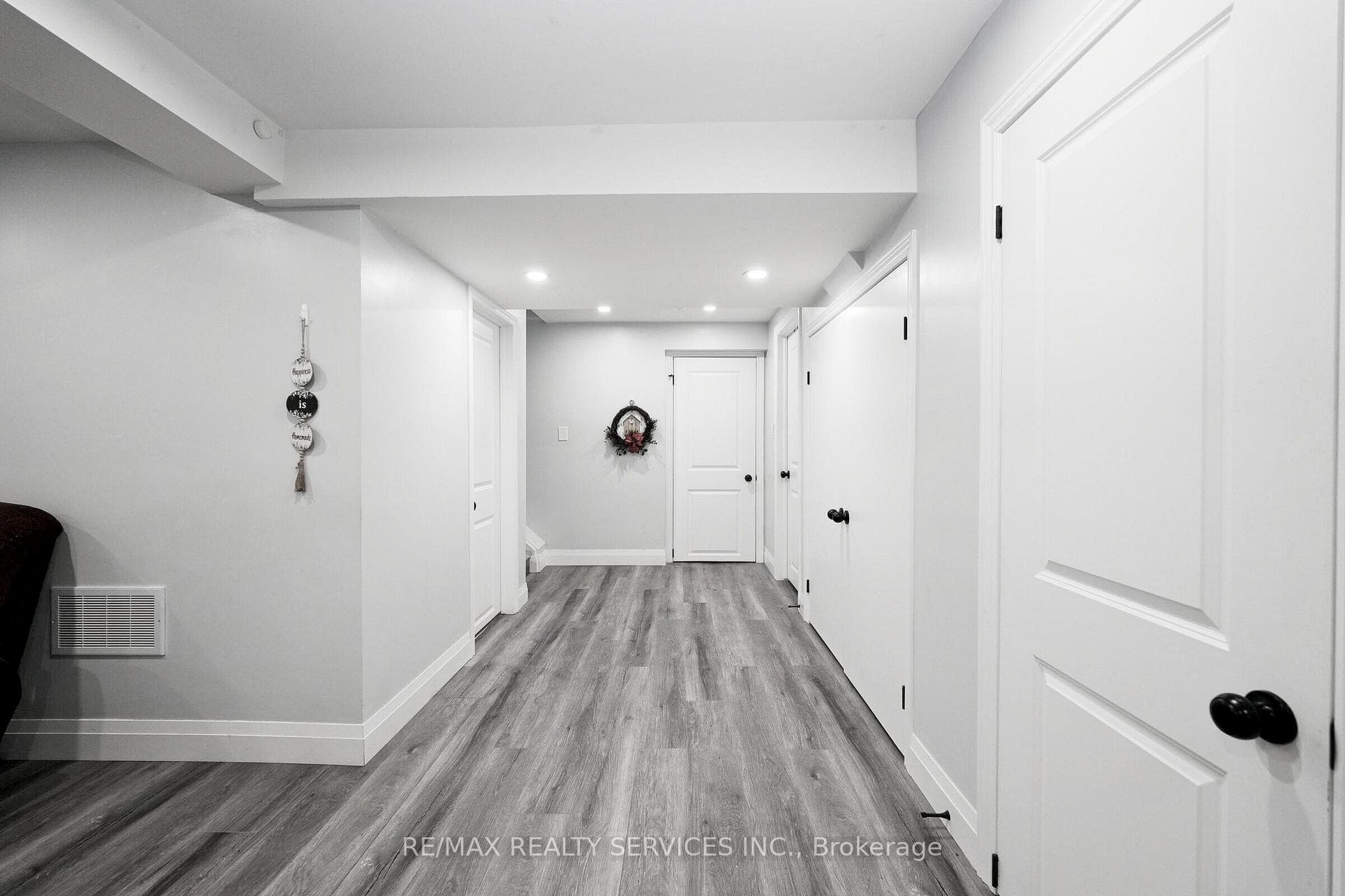 8 Yeoman Drive Unit Basement Apartment photo 5