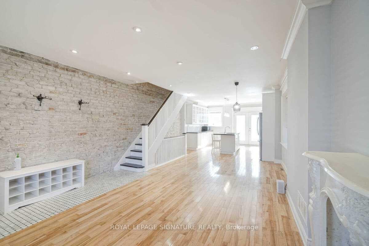 2079 Gerrard Street photo 8