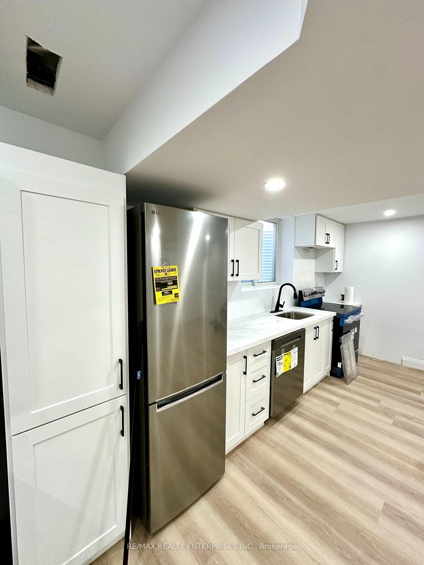154 Thames Way Unit Basement photo 2
