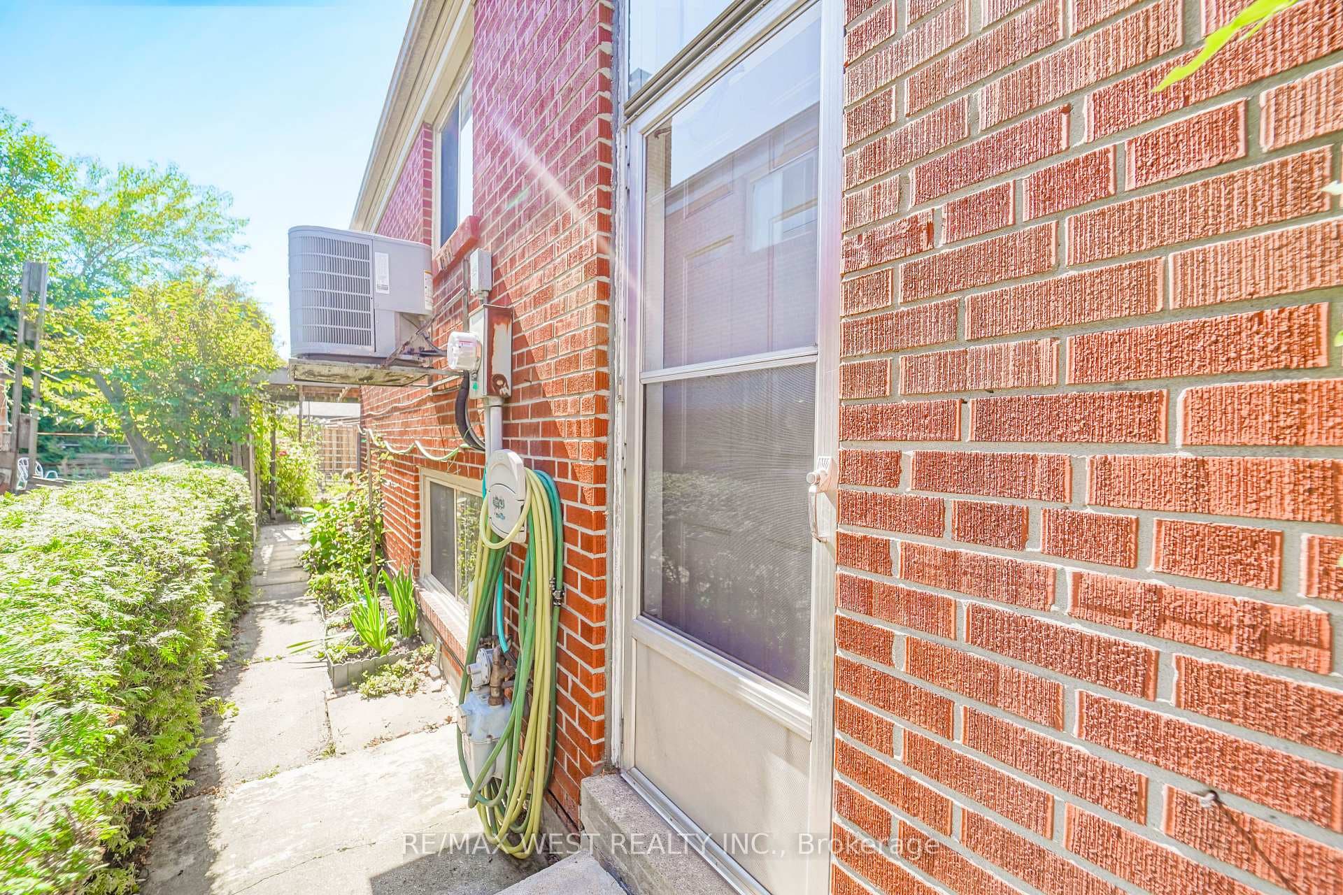 61 Longbourne Drive photo 9