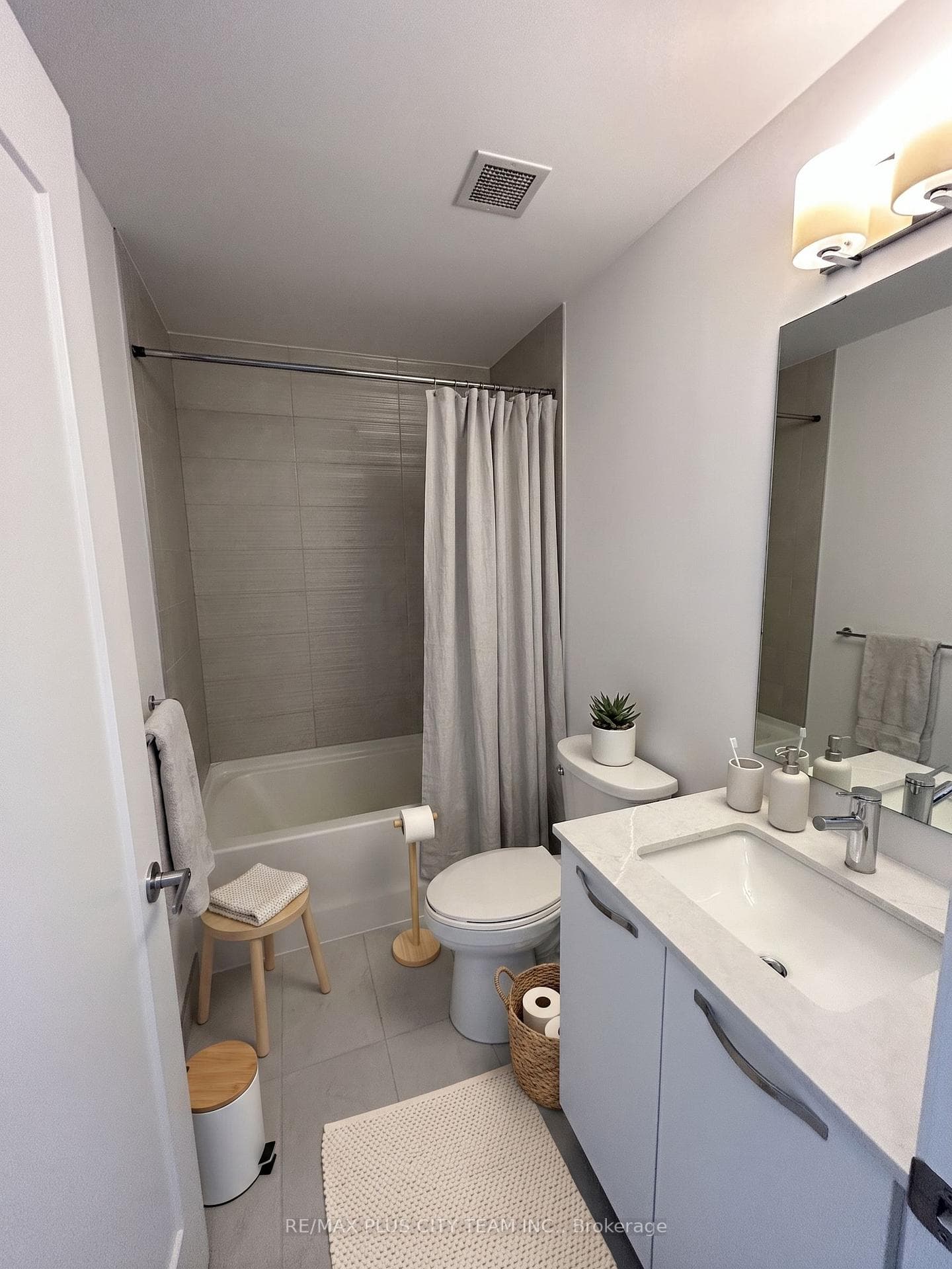 75 James Street Unit 1402 photo 7