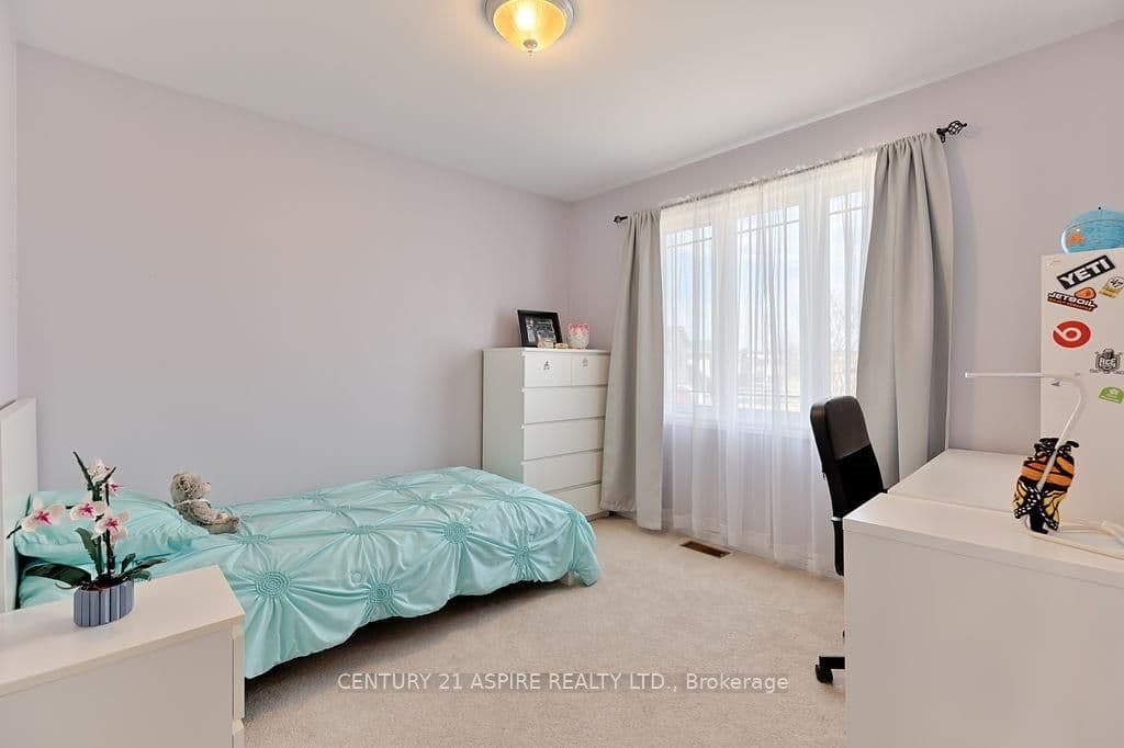 44 GREENVALE Crescent photo 18