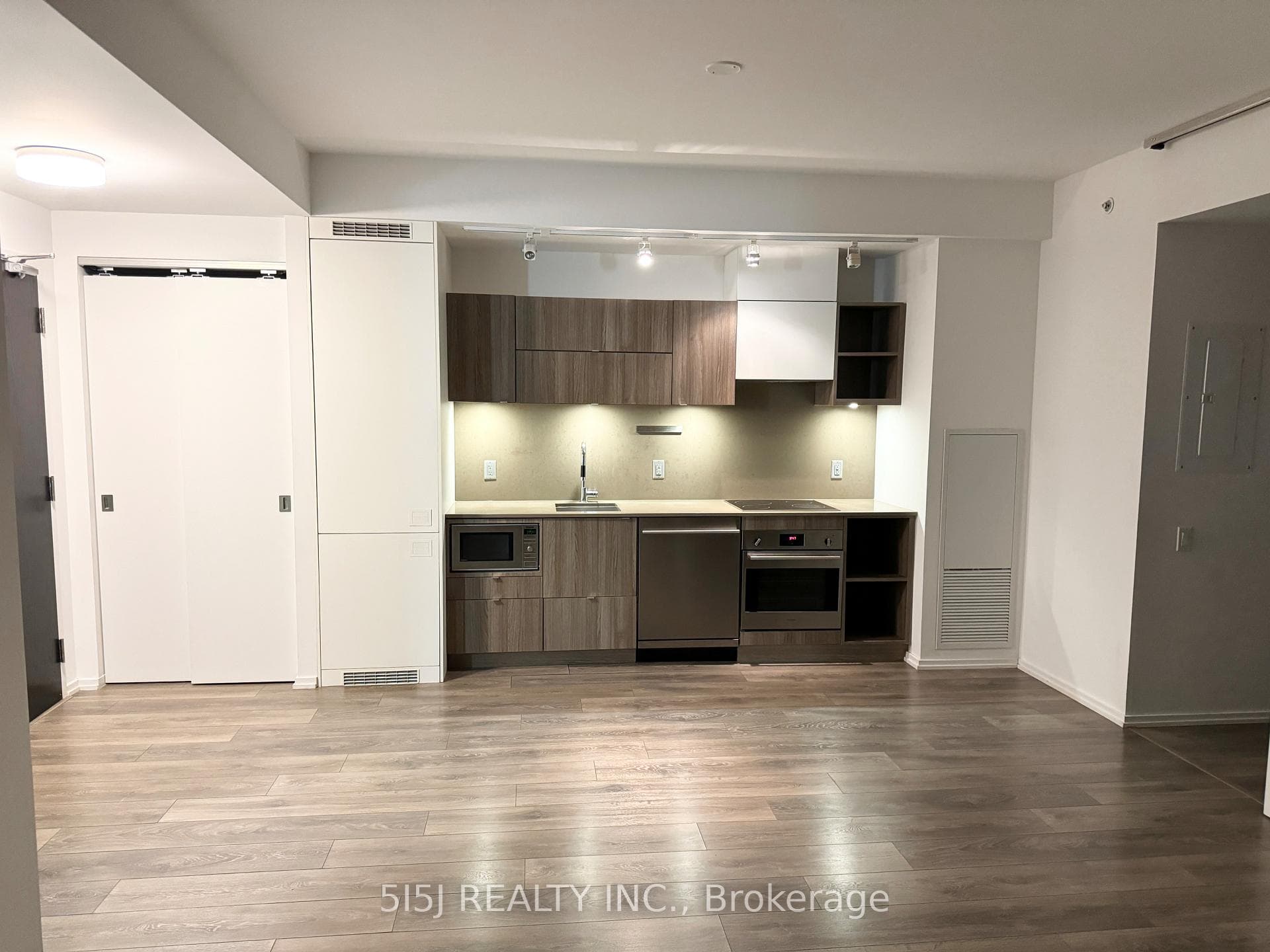 125 Peter Street Unit 1008 photo 9