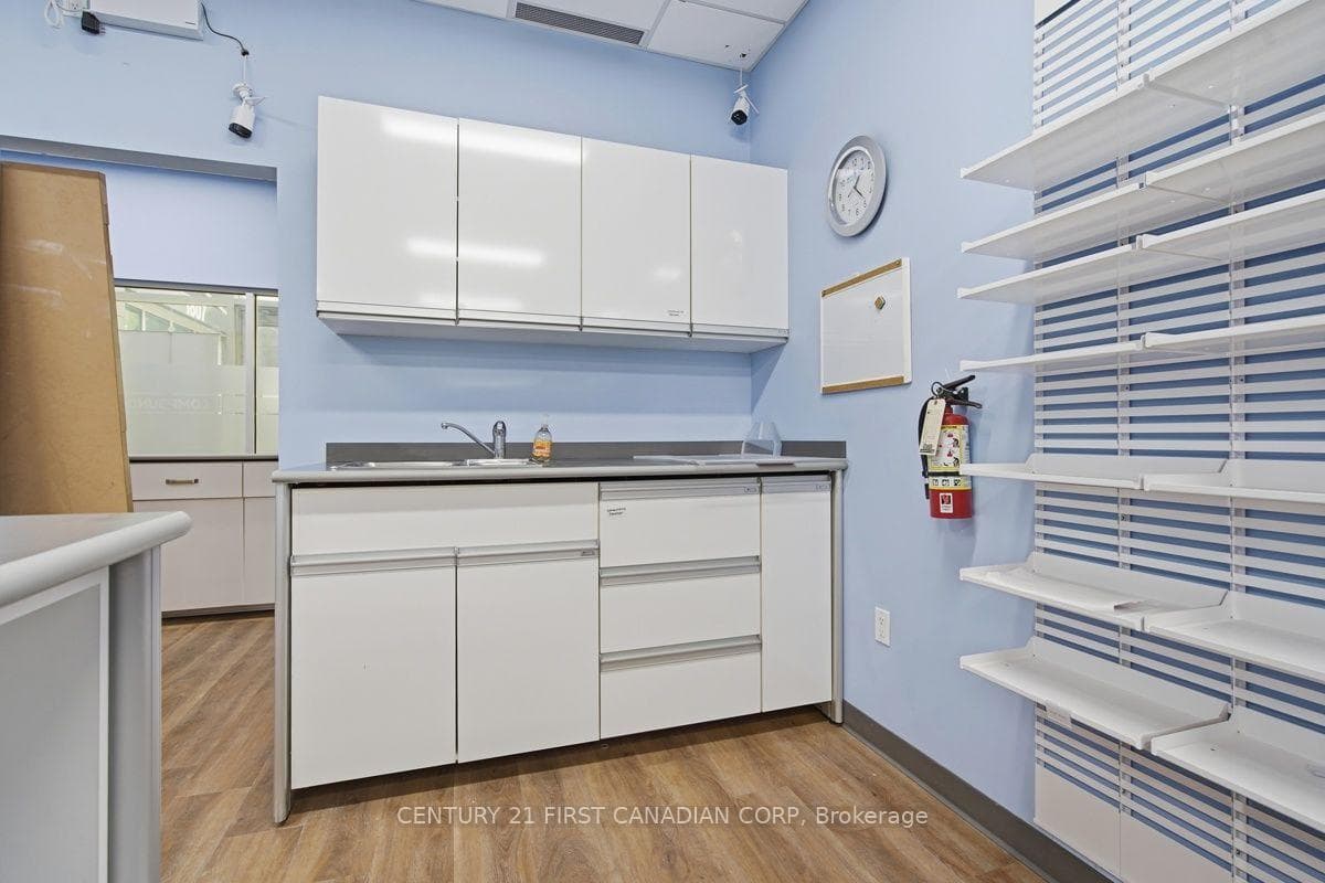 1807 Wonderland Road photo 23