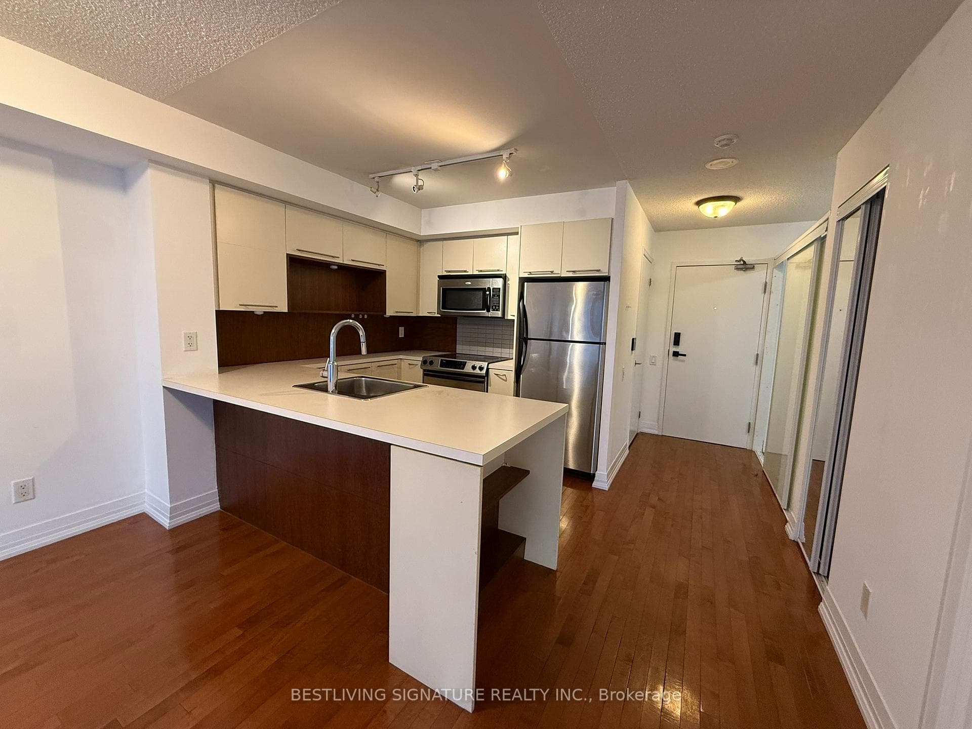 21 Carlton Street Unit 1606 photo 7