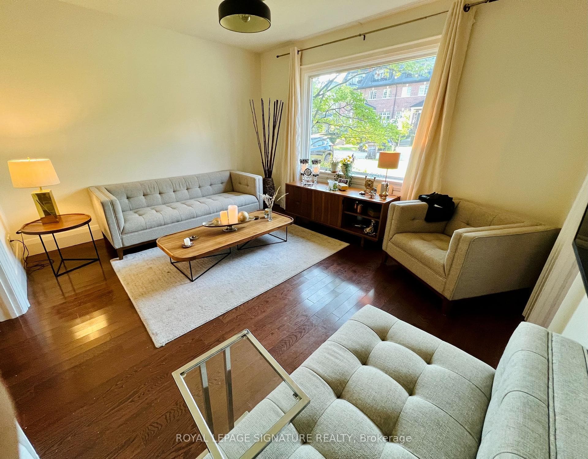 372 Roehampton Avenue photo 2